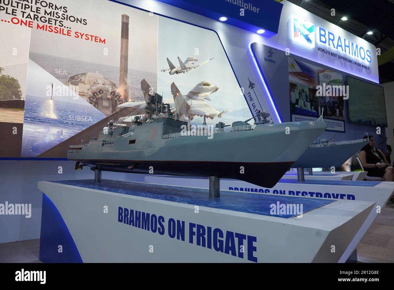 Cavite City, Philippinen. 11. Mai 2023. Auf der ersten Philippine Fleet Defense Expo (PFDEX) 2023 werden moderne Marineplattformen wie die neuesten U-Boote, die Zerstörerflotte und fortschrittliche, hochmoderne Technologien von verschiedenen Dienstanbietern der militärischen Kriegsführung aus Israel, Südkorea, den USA und Europa vorgestellt. Die PFDEX fand vom 11. Mai 2023 bis zum 13. Mai 2023 im Hauptquartier Philippine Fleet, Sangley Point, Cavite City, statt. (Bild: © Sherbien Dacalanio/Alamy Live News) Stockfoto