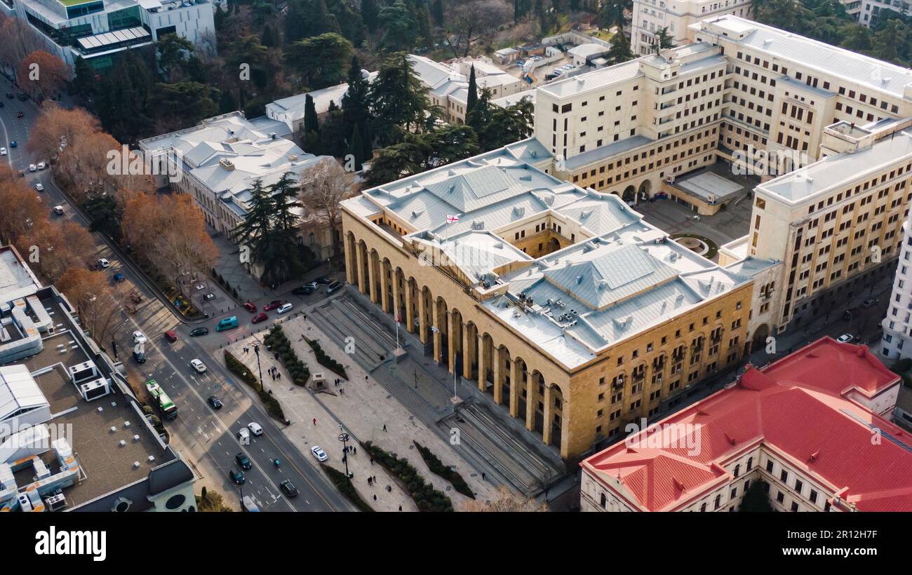 Luftaufnahme des Parlamentsgebäudes in georgien in tiflis, dem historischen Zentrum der Stadt. Die Flagge Georgiens entwickelt sich im Wind, Rustaveli Street. Stockfoto
