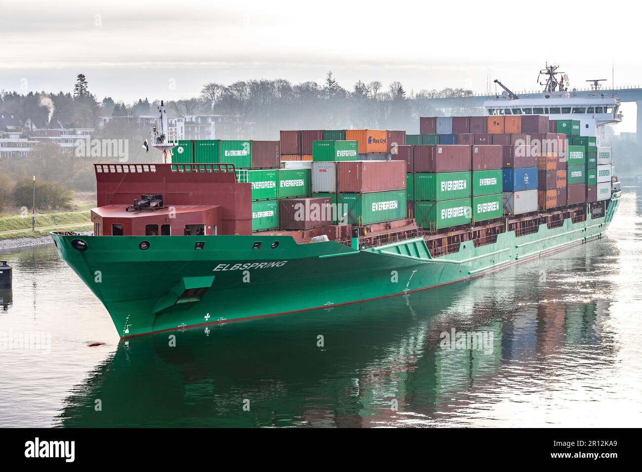 Containerschiff - ELBSPRING durch den Kieler Kanal, Deutschland Stockfoto
