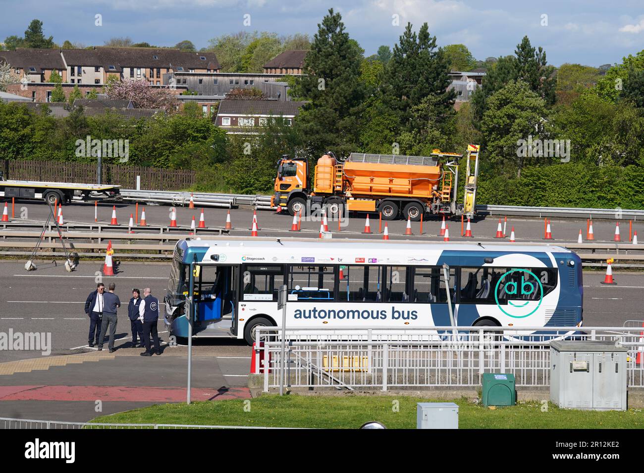 Einer der neuen Busse wird während der Einführung des ersten autonomen Busdienstes in Großbritannien im Traffic Scotland National Control Centre in South Queensferry ausgestellt. Eine Flotte von fünf Fahrzeugen des Typs Alexander Dennis Enviro200AV wird eine 14 km lange Strecke im gemischten Verkehr auf bis zu 50mph km über die Forth Road Bridge bei Edinburgh abdecken. Foto: Donnerstag, 11. Mai 2023. Stockfoto