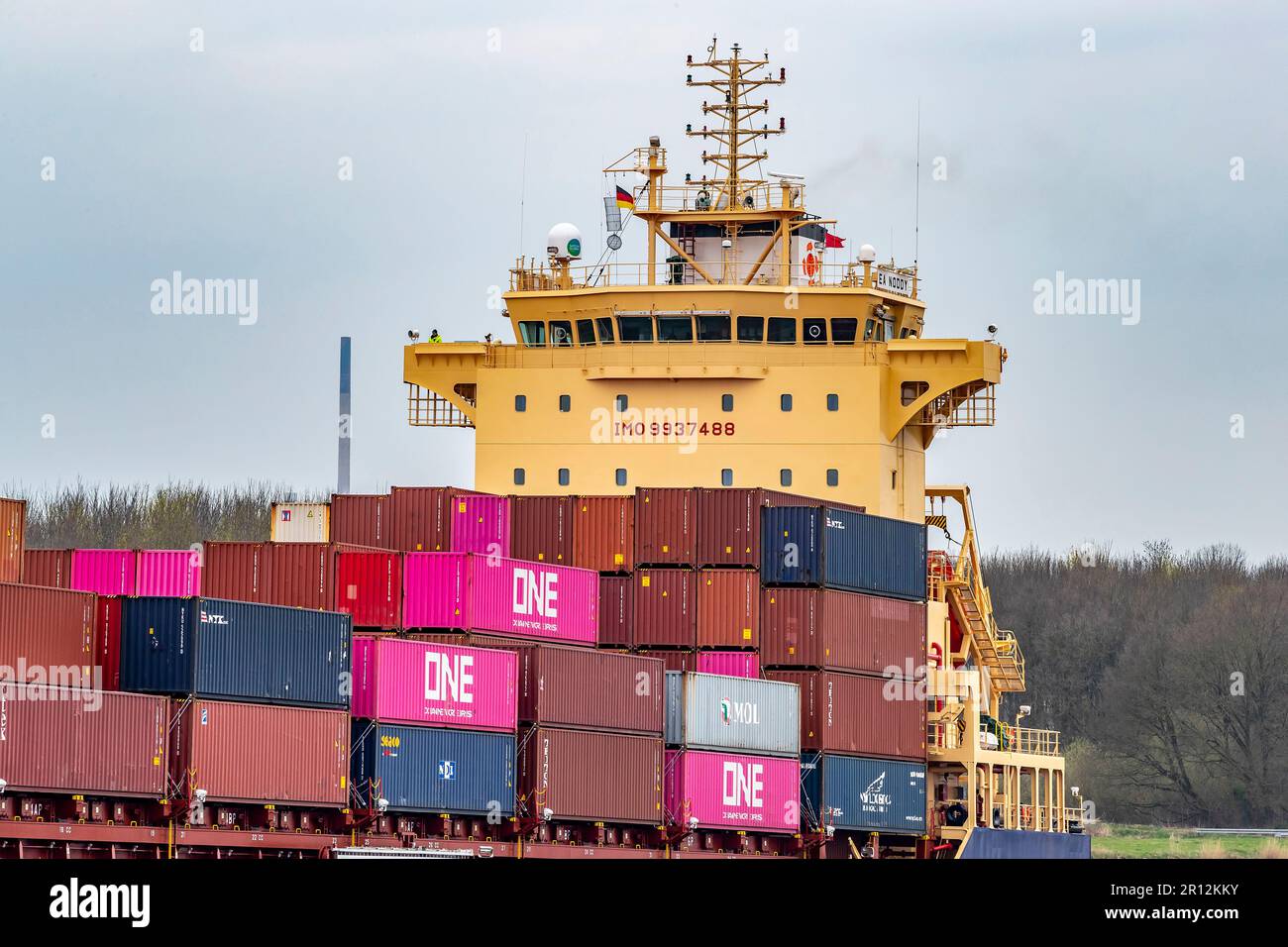 Containerschiff EA NODDY im Kieler Kanal, Deutschland. Stockfoto