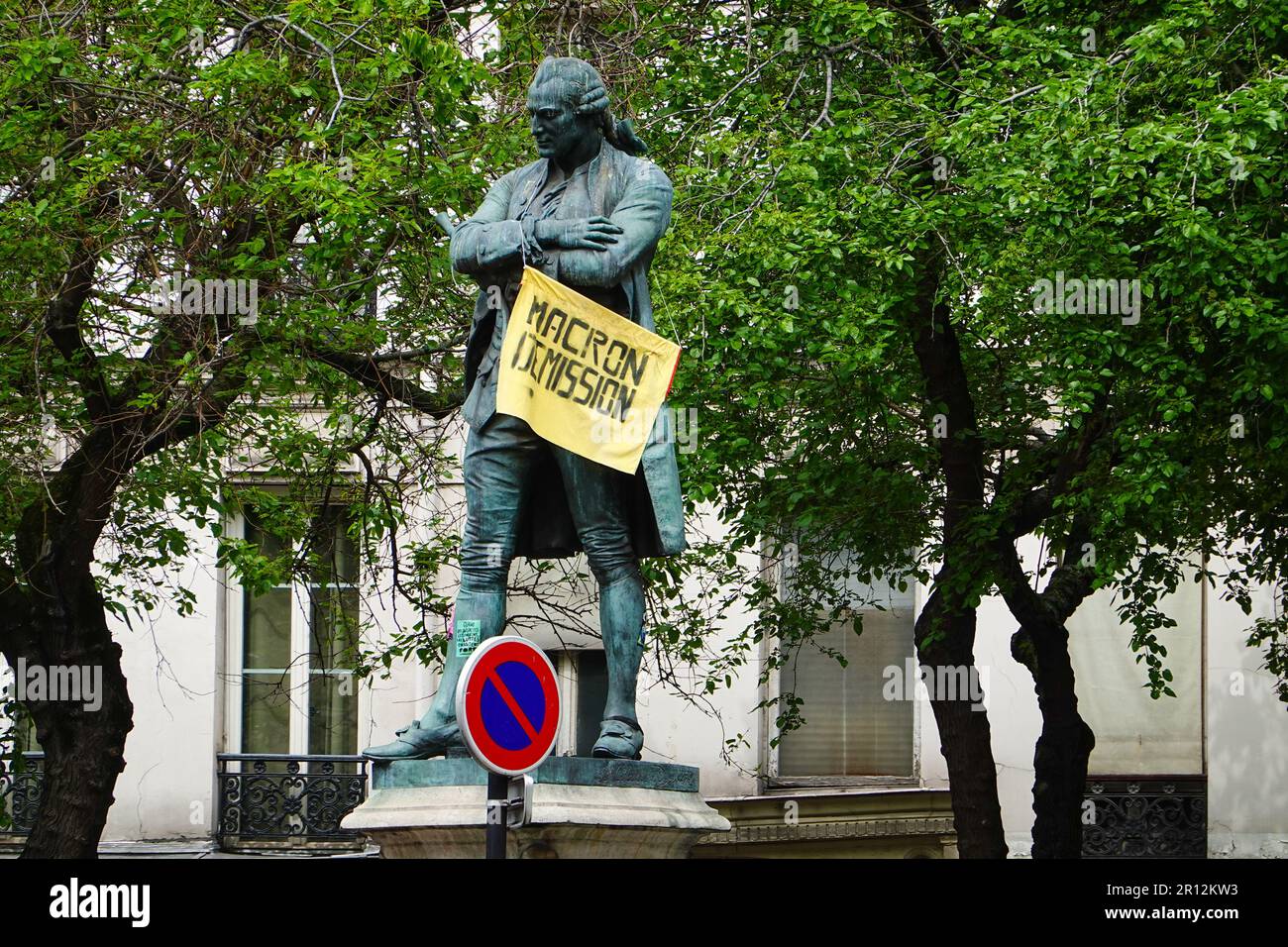 Statue von Beaumarchais mit dem Schild Macron démission, die sich auf die Gefühle gegen den französischen Präsidenten Macron wegen umstrittener Altersvorsorge bezieht. Stockfoto