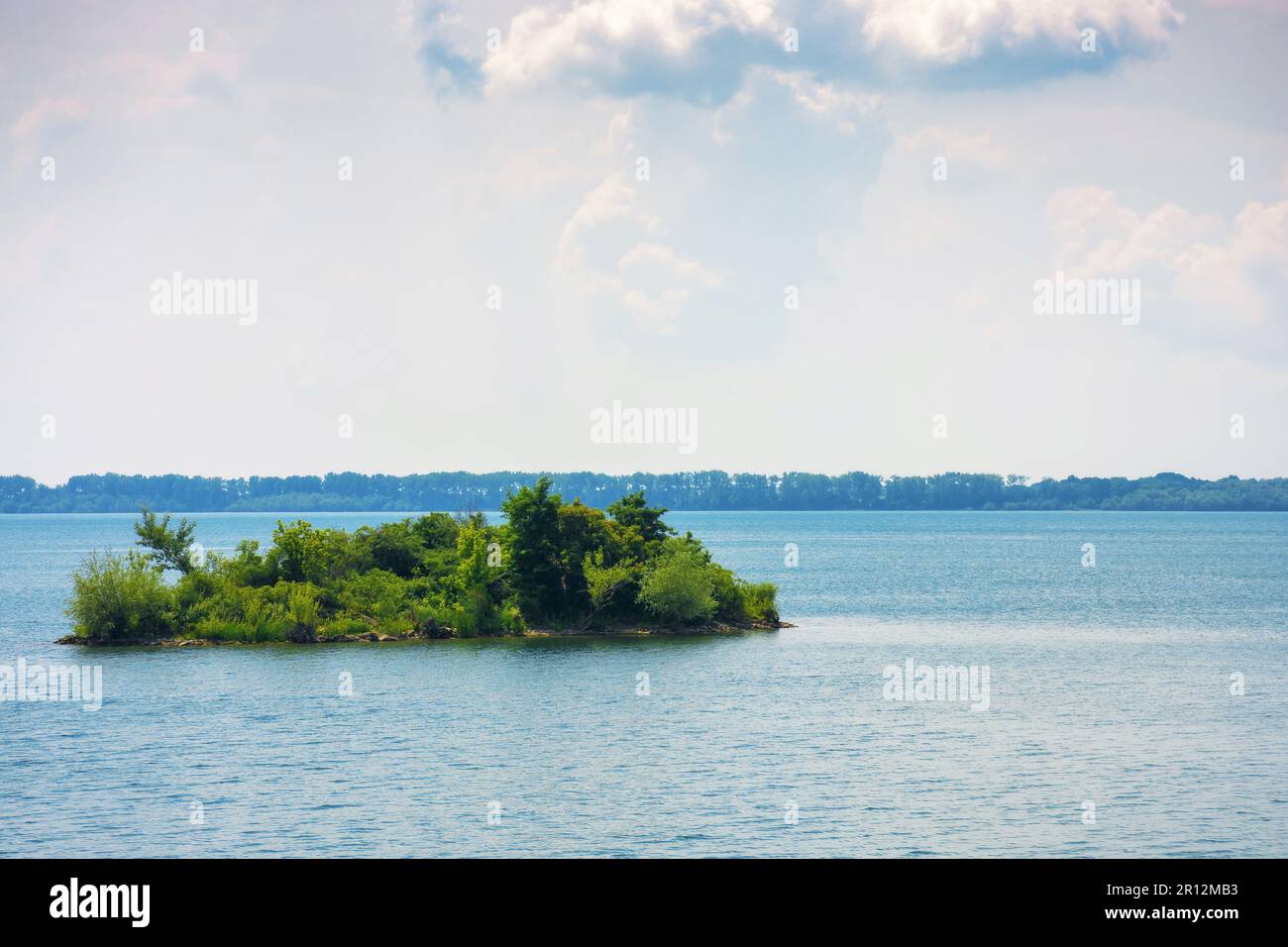 Insel auf strbske pleso Wasserreservat. Ruhige Natur im Hintergrund. Ruhiges Sommerwetter Stockfoto