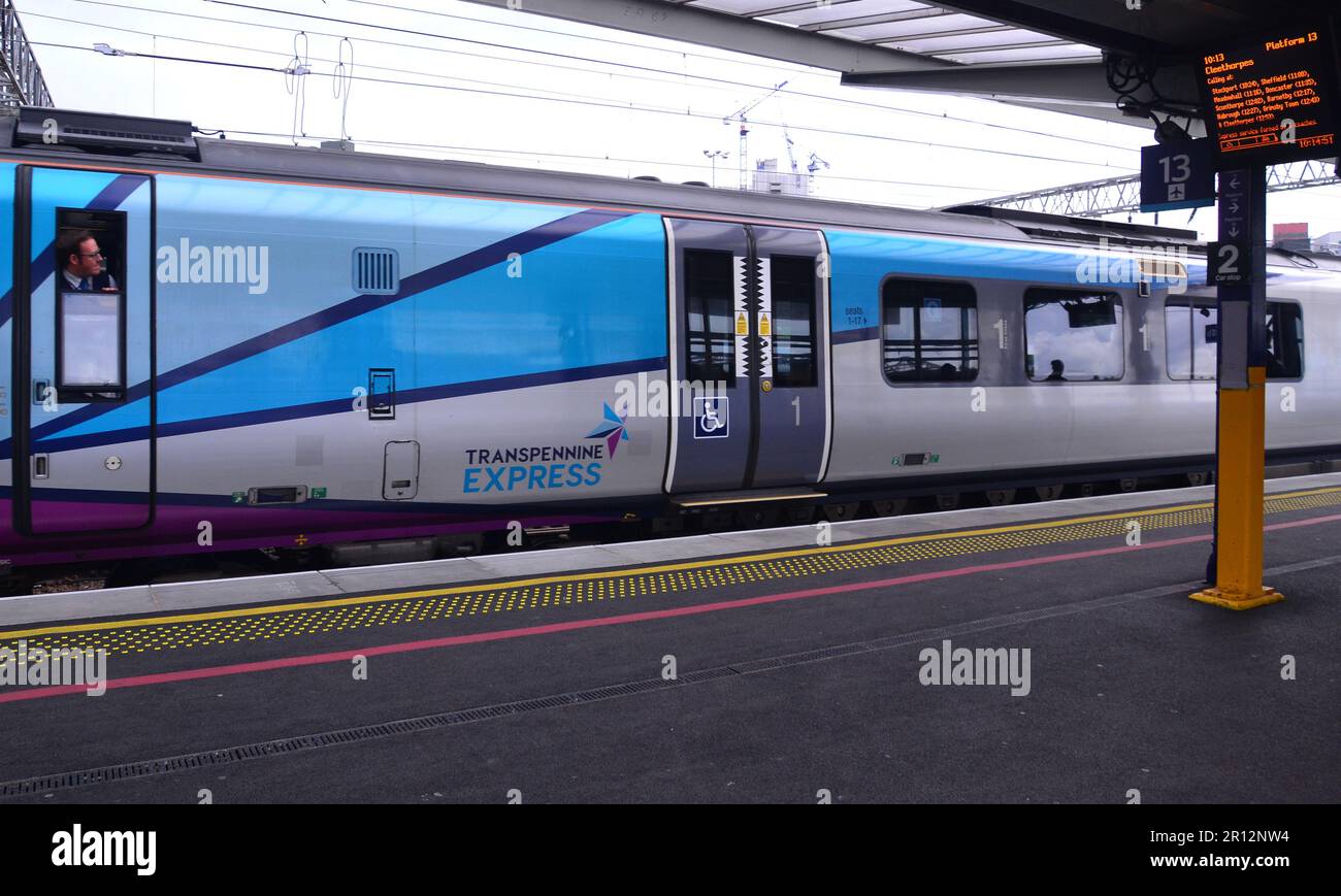 Manchester, Großbritannien, 11. Mai 2023. Verkehrsminister Mark Harper sagte, dass die Eisenbahngesellschaft TransPennine Express (TPE) nach zu vielen Stornierungen und schlechtem Service vom Staat geführt werden soll. TPE ist Eigentum der First Group, der Vertrag läuft am 28. Mai ab und wird nicht verlängert. Dadurch wird der Eisenbahndienst verstaatlicht und ab Mai 28 in das Department for Transport’s Operator of Last Resort (OLR) aufgenommen. Politiker im Norden hatten sich nach vielen Zugausfällen und Verspätungen bei TPE für einen Wechsel eingesetzt. Zug am Bahnhof Piccadilly, Manchester. Kredit: Terry Waller/Alamy Live News Stockfoto