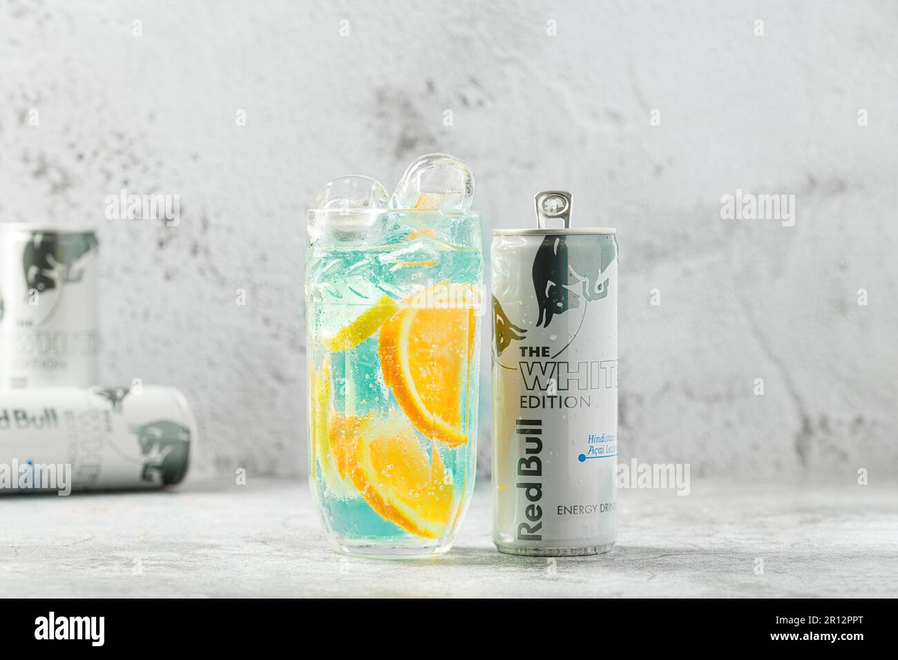 Antalya, Türkei - 10. Mai 2023 : Red Bull White Edition, das neue Produkt der Marke Red Bull Energy Drink Stockfoto