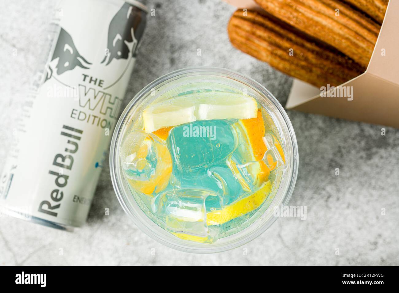 Antalya, Türkei - 10. Mai 2023 : Red Bull White Edition, das neue Produkt der Marke Red Bull Energy Drink Stockfoto