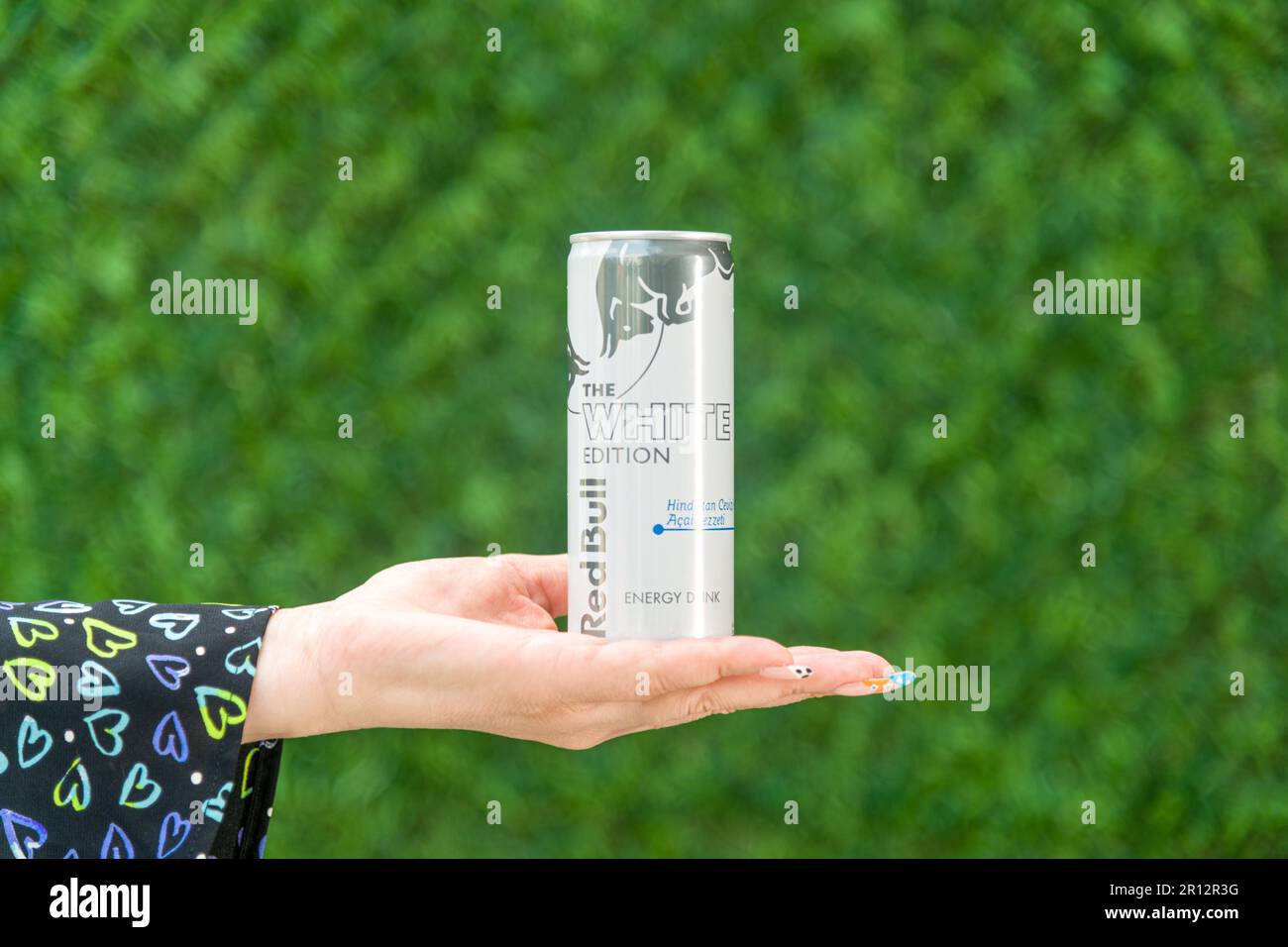 Antalya, Türkei - 10. Mai 2023 : Red Bull White Edition, das neue Produkt der Marke Red Bull Energy Drink Stockfoto