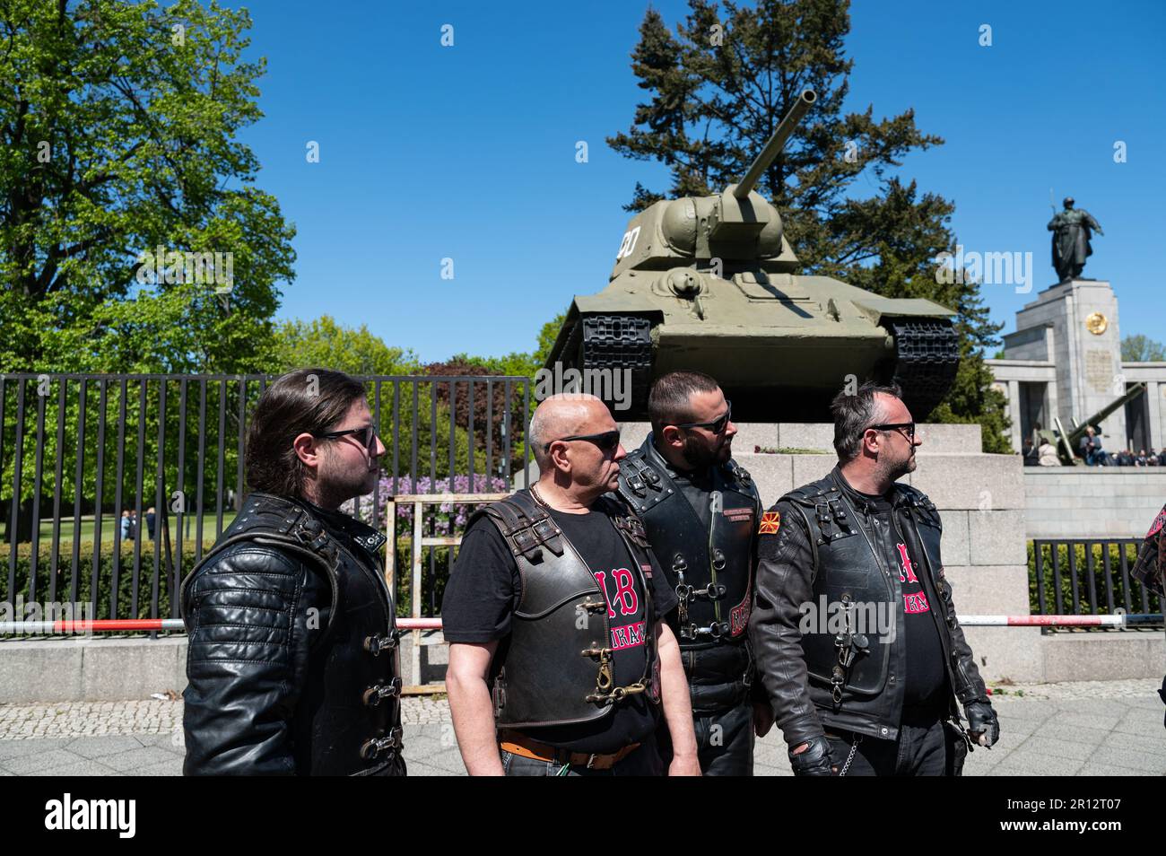 09.05.2023, Berlin, Deutschland, Europa - Mitglieder des russischen Pro-Putin-Biker-Clubs "Night Wolves" am Siegestag vor dem Sowjetkriegsdenkmal. Stockfoto