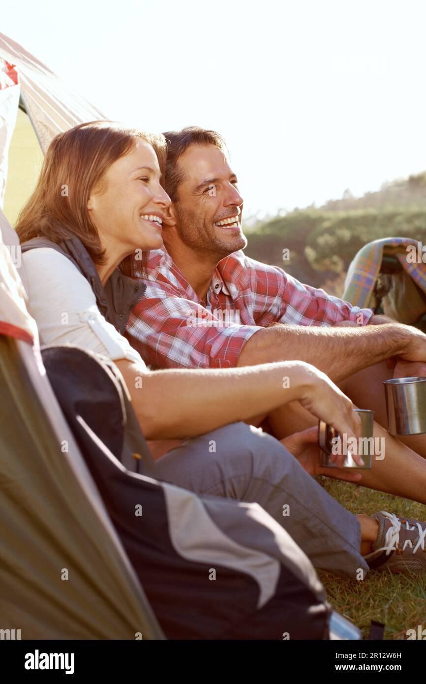 Sie fühlen sich so frei in der Wildnis. Ein junges Paar, das während eines Campingausflugs die Natur genießt. Stockfoto