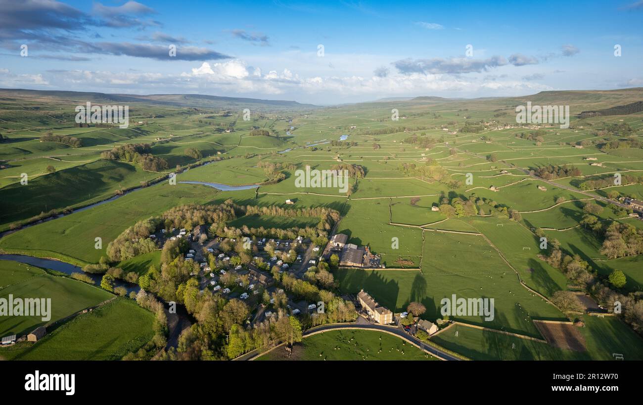 Vogelperspektive auf einen Wohnwagenpark an einem Frühlingsabend in Wensleydale, Yorkshire Dales National Park, Großbritannien. Stockfoto