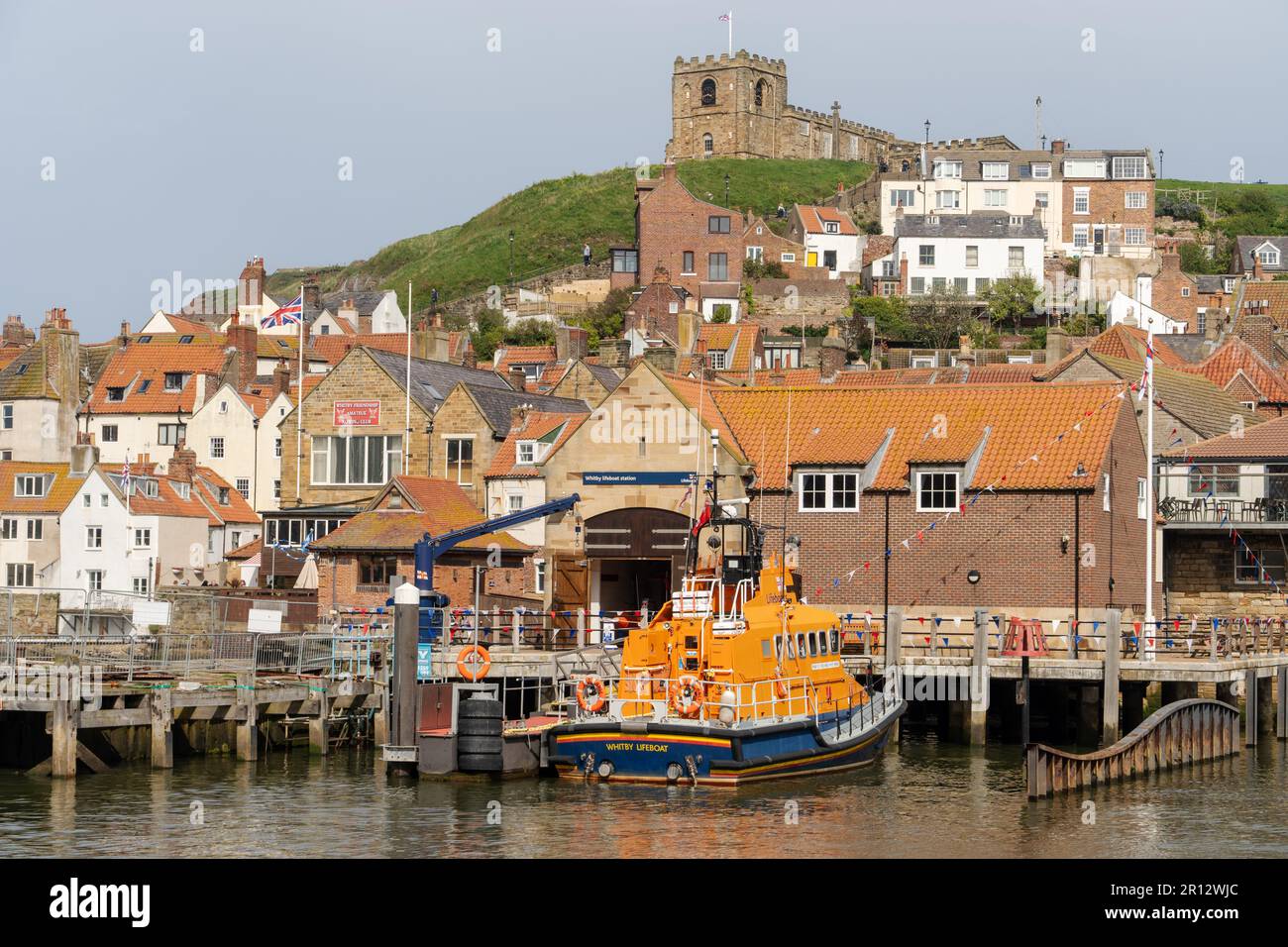 RNLI Whitby Lifeboat Station in Whitby, North Yorkshire, Großbritannien, mit dem Rettungsboot vor dem Haus. Stockfoto