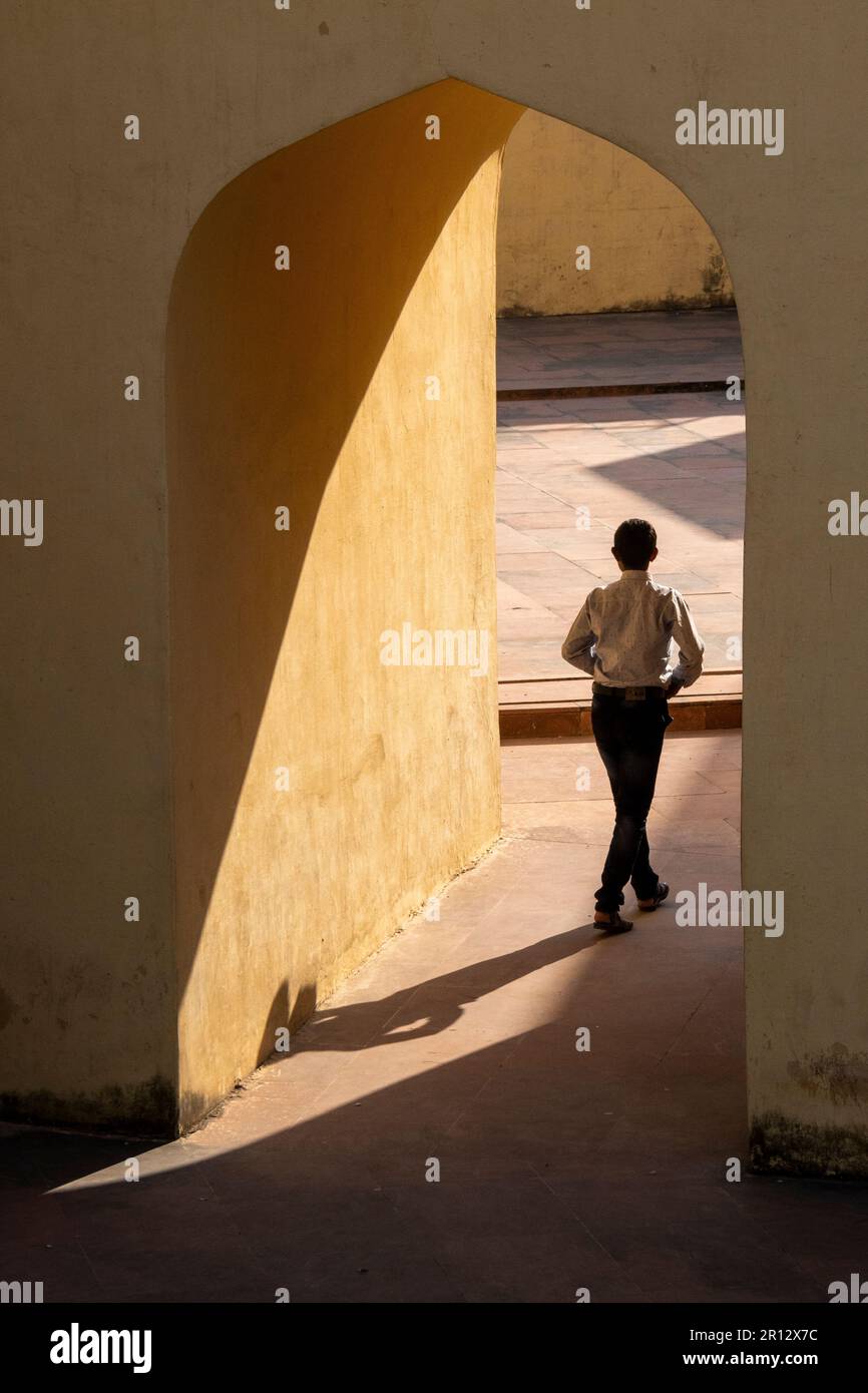 Ein Besucher betritt ein Instrument in Jantar Mantar, Jaipur, Rajasthan, Indien Stockfoto