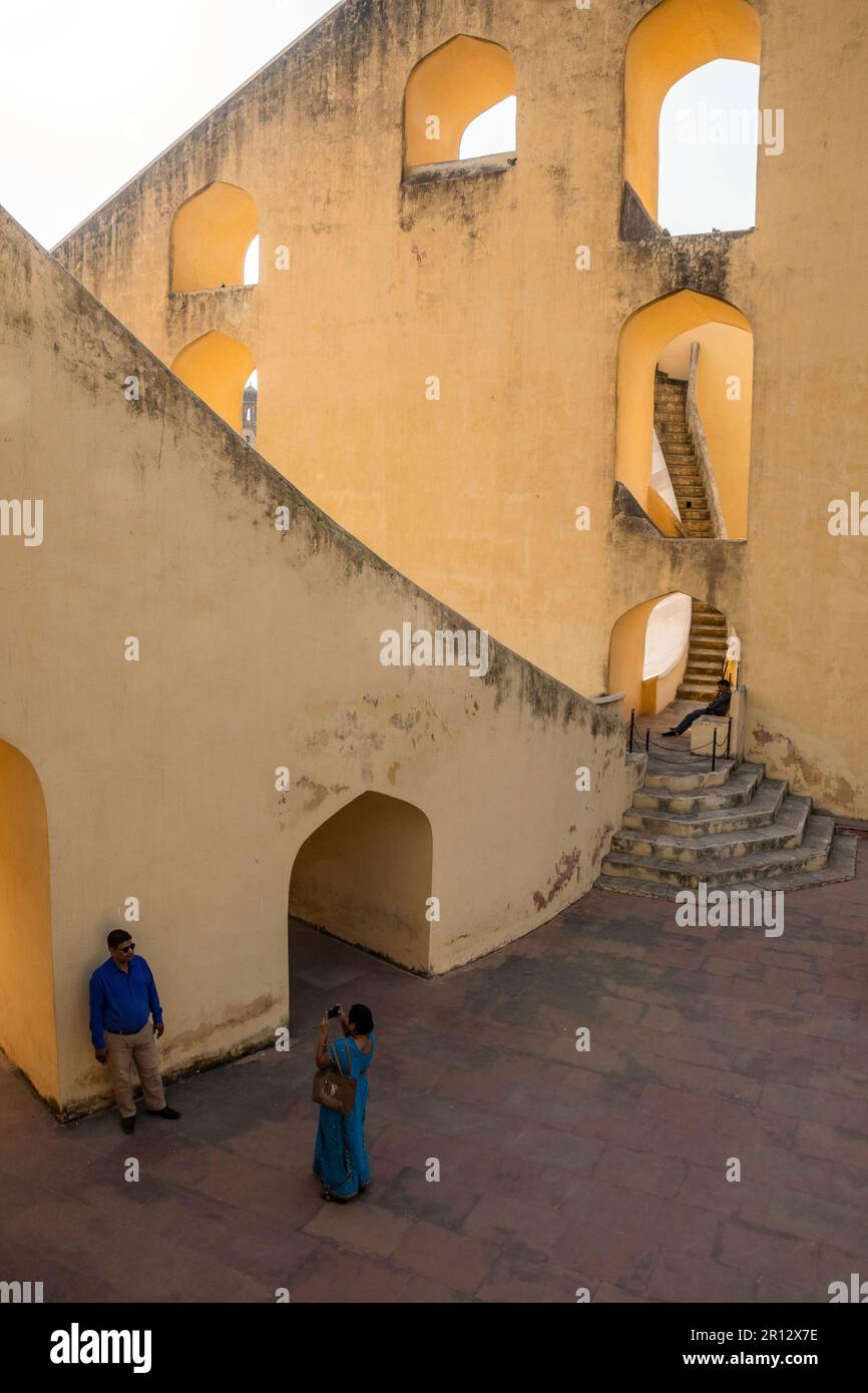 Ein Paar fotografiert in Jantar Mantar, Jaipur, Rajasthan, Indien Stockfoto