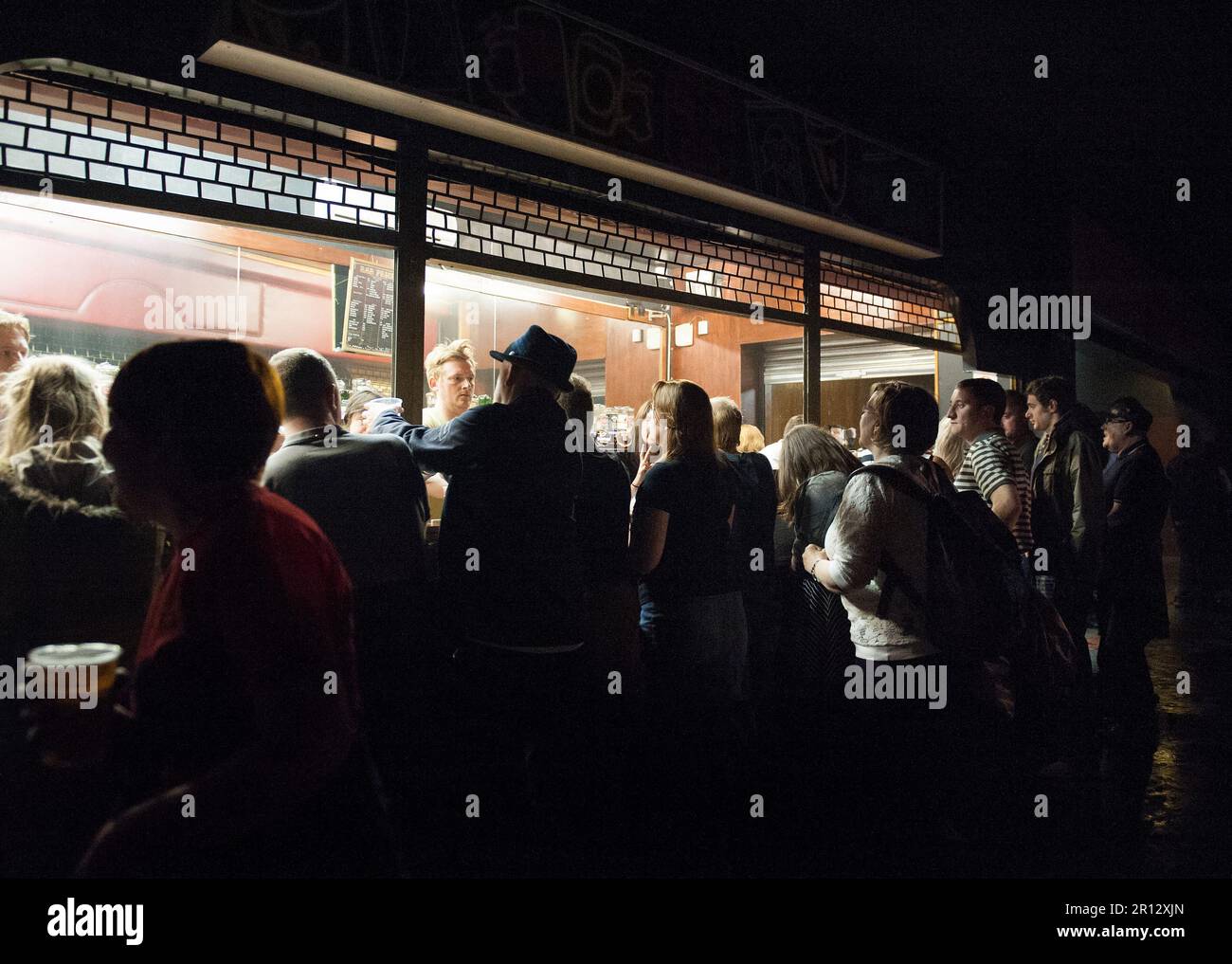 Die Schlange steht an der Bar bei einem Spezialkonzert im berühmten Barrowland Ballroom in Glasgow, Schottland Stockfoto