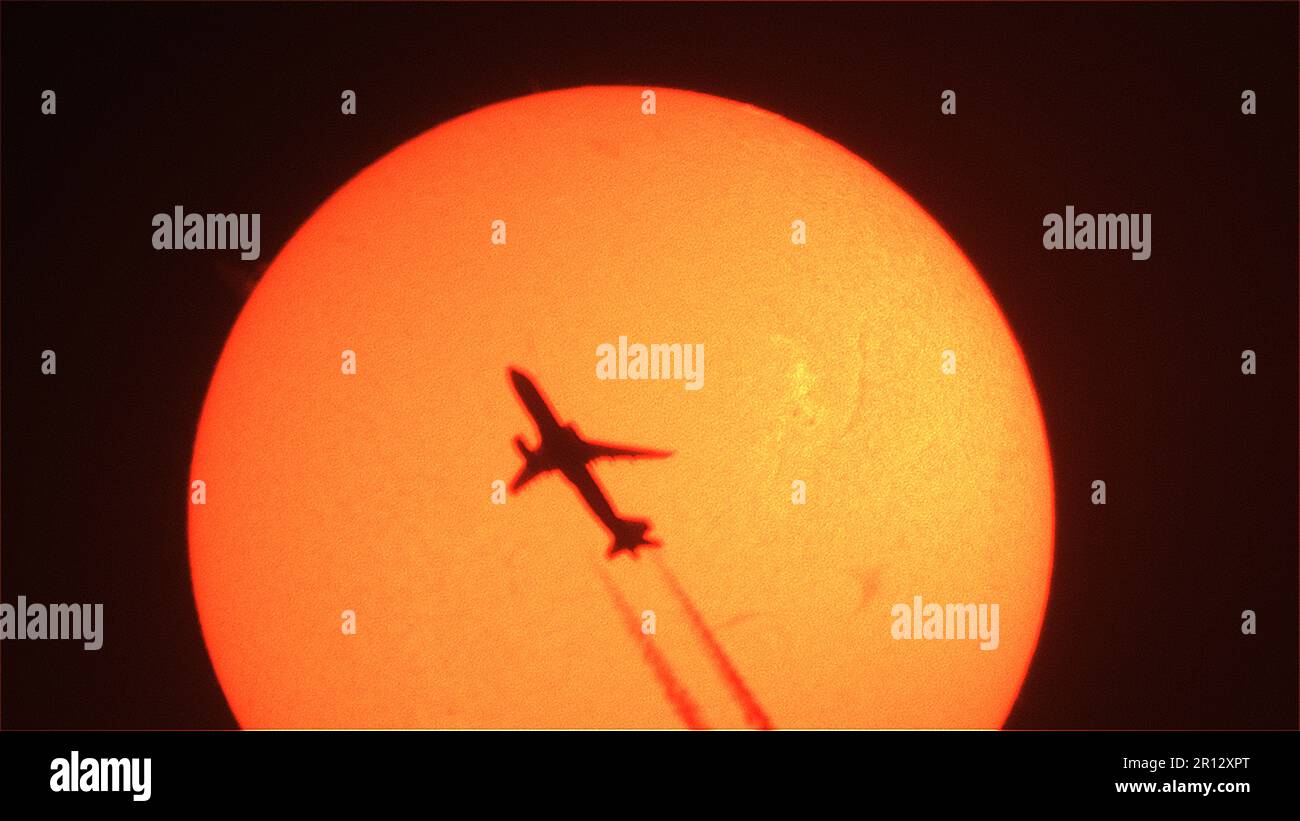 Sonnenoberfläche mit einem Flugzeug. Stockfoto