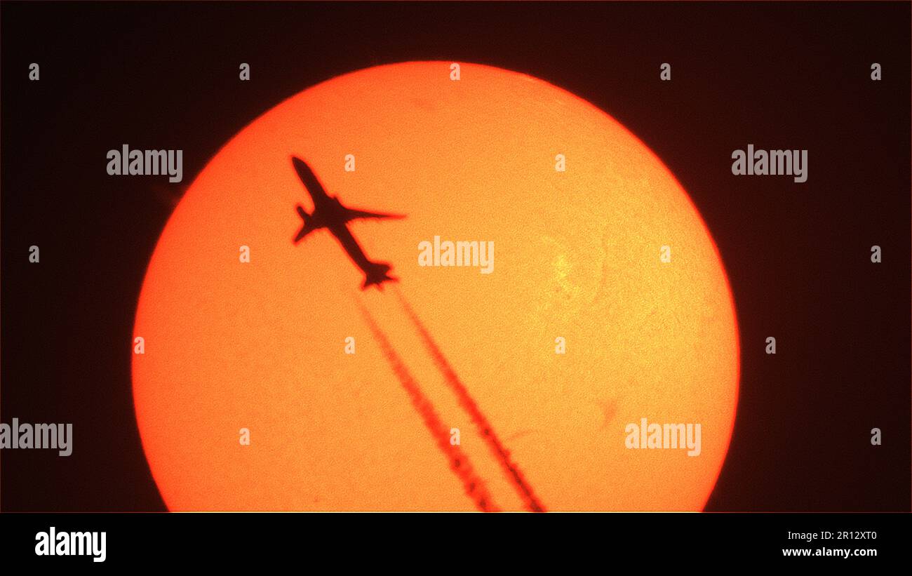 Sonnenoberfläche mit einem Flugzeug. Stockfoto