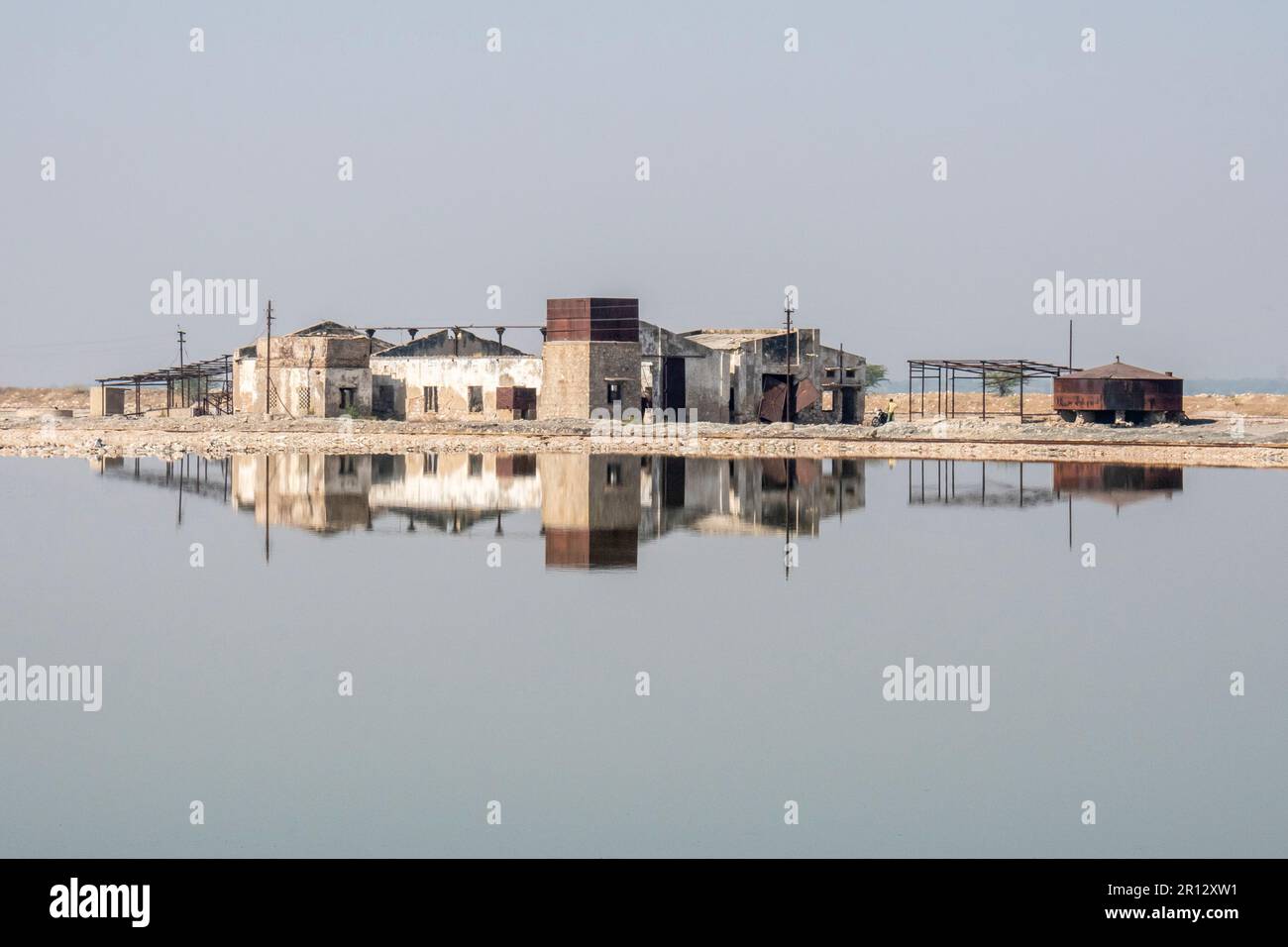 Verlassenes Salz arbeitet am Sambhar Salt Lake, Rajasthan, Indien Stockfoto