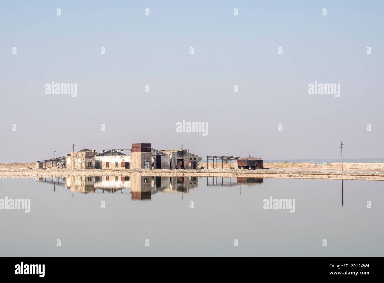 Verlassenes Salz arbeitet am Sambhar Salt Lake, Rajasthan, Indien Stockfoto