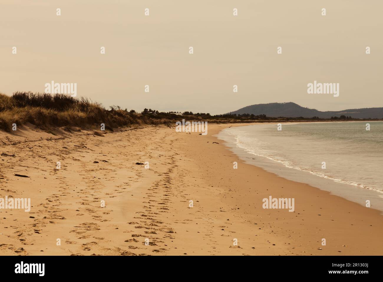 Blick über die Great Oyster Bay, wobei die späte Nachmittagssonne vom Stein der Hazards reflektiert wird, aufgenommen von Dolphin Sands, Tasmanien, Austr Stockfoto