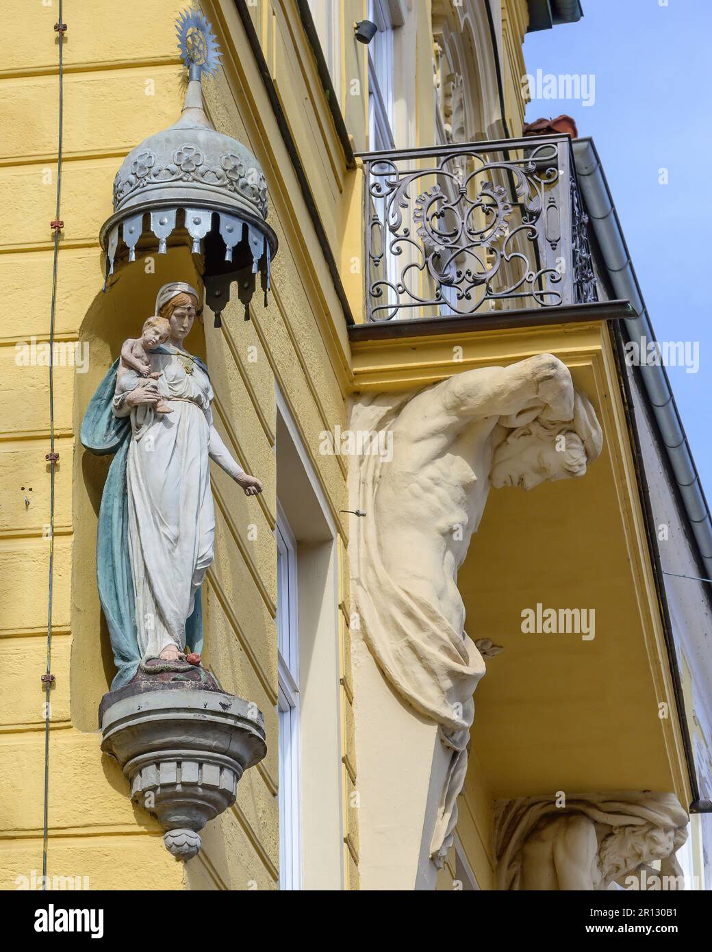 Skulptur der Madonna mit ihrem Kind Jesus. Ornamente am Gebäude in der Altstadt von Landshut, Niederbayern. Stockfoto