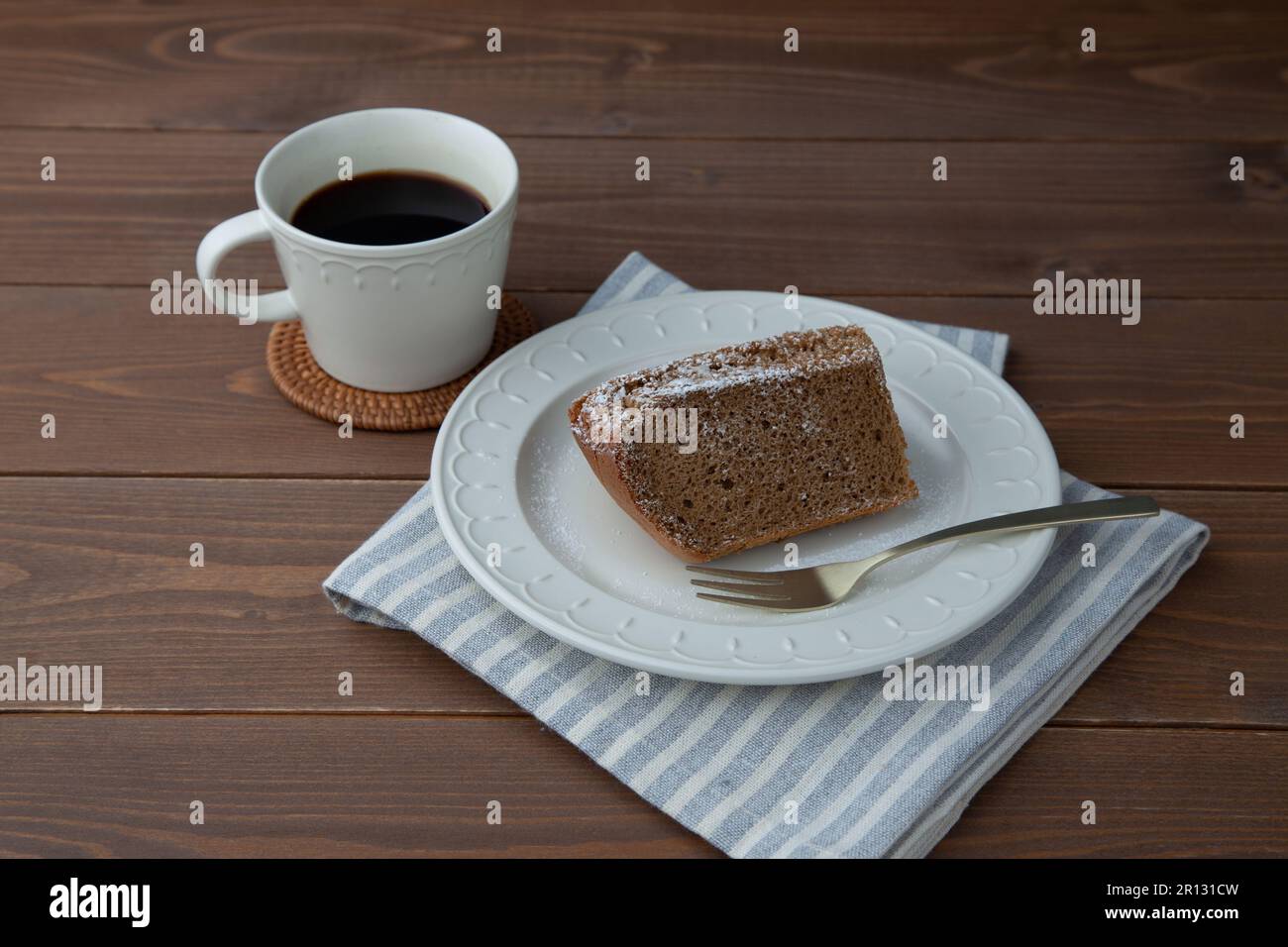 Kaffee Chiffon Kuchen auf Teller isoliert auf Tisch Stockfoto