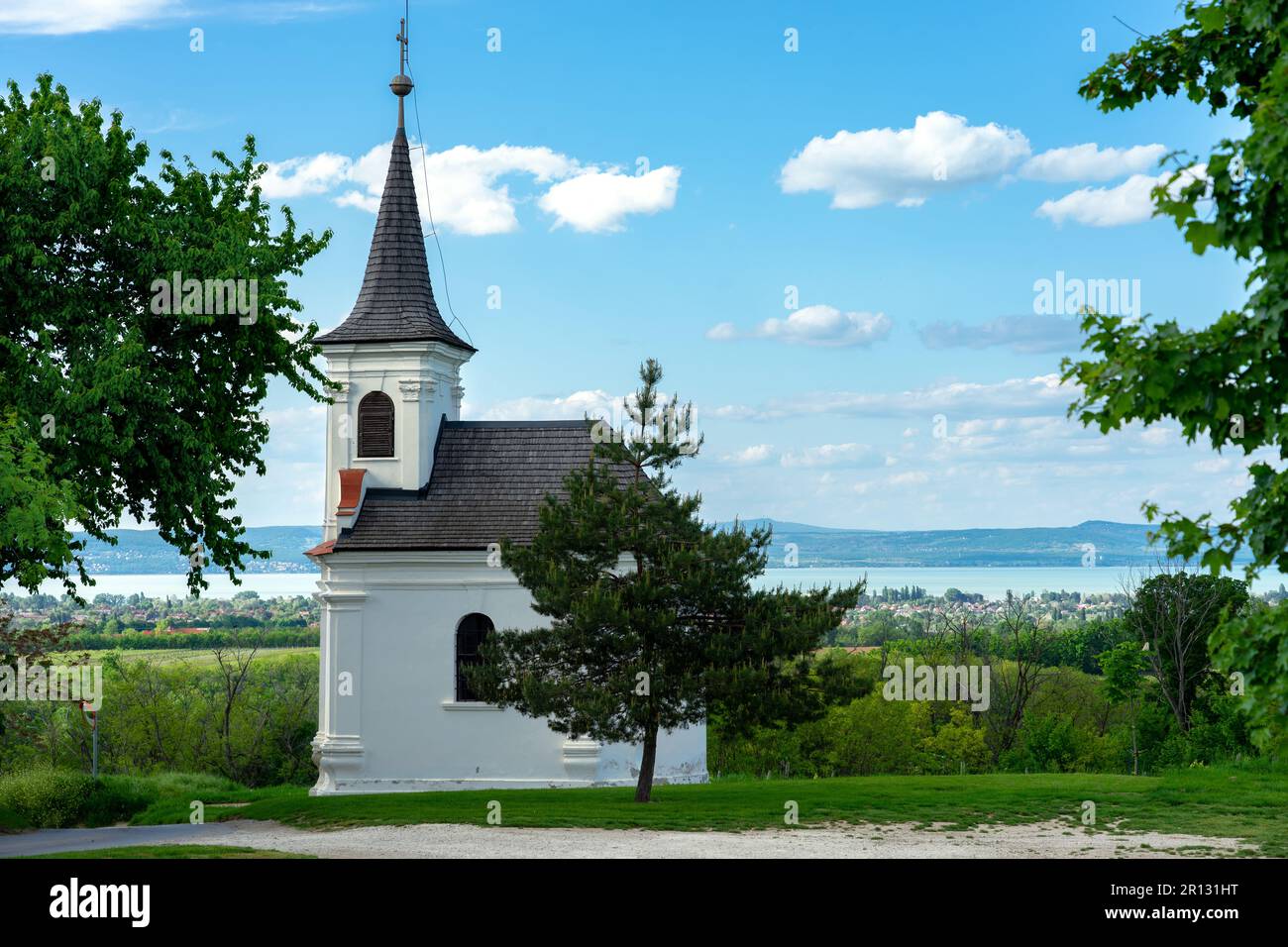 Saint Donat Kapelle in Balatonlelle am kleinen Berg Kishegy neben dem Balaton mit einer schönen Aussicht. Stockfoto