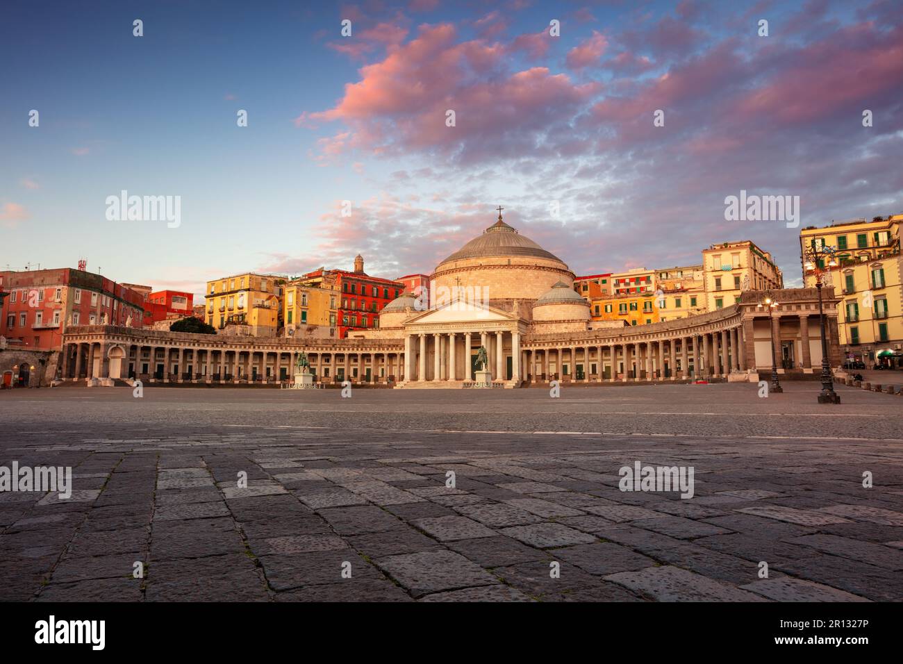 Neapel, Italien. Stadtbild von Neapel, Italien, mit Blick auf den großen öffentlichen Platz Piazza del Plebiscito bei Sonnenaufgang. Stockfoto