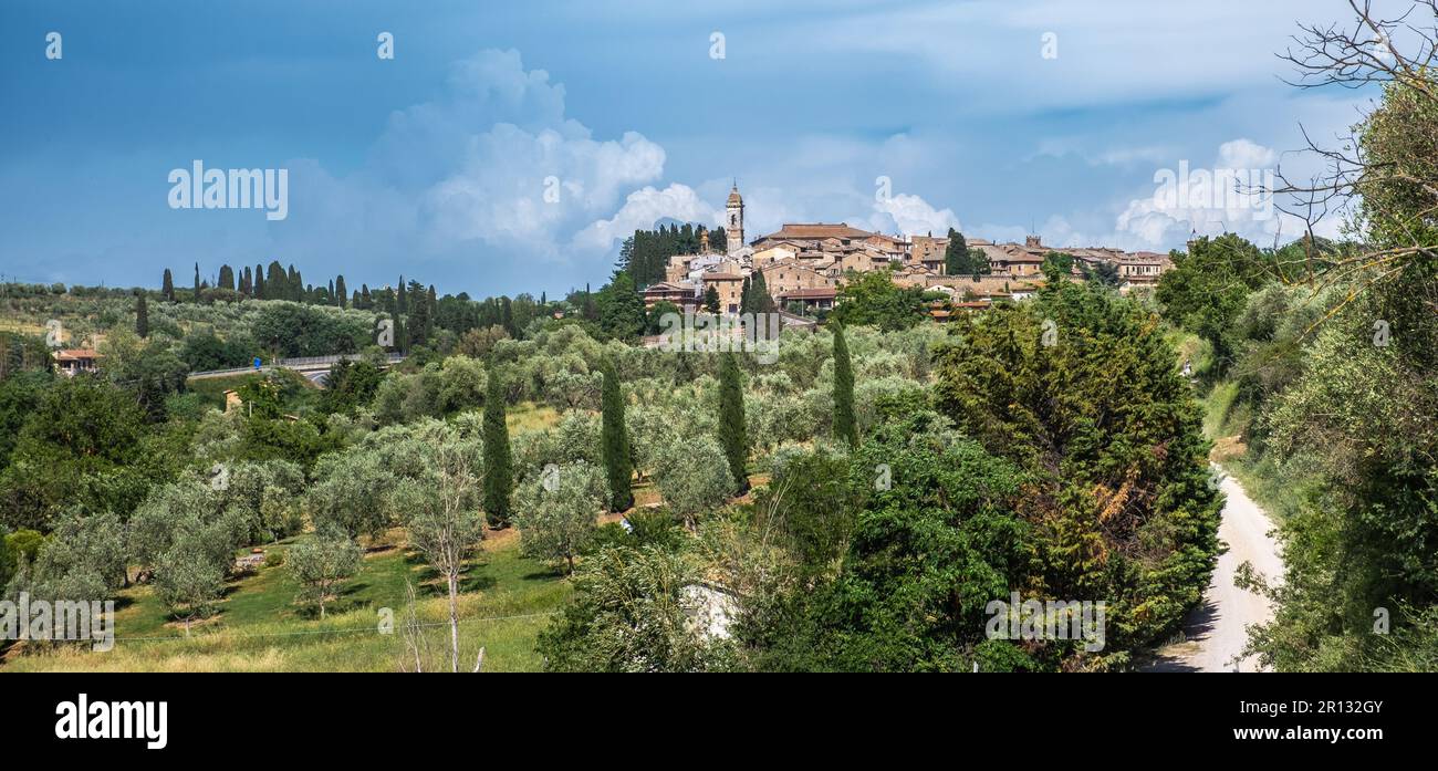 Stadtbild von San Quirico d'Orcia in der Toskana, Provinz Siena, Zentrum von Itly - Europa. Historische romanische Kirche San Quirico d'Orcia Stockfoto