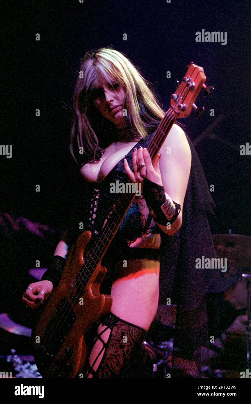 Mailand Italien 2000-12-05 : Maitri-Bassist des christlichen Todes im Konzert im Alcatraz Club Stockfoto