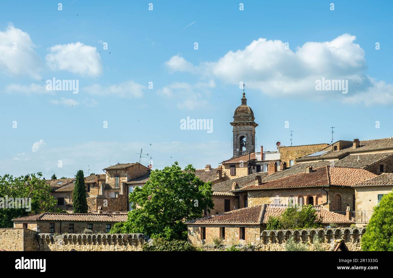 Stadtbild von San Quirico d'Orcia in der Toskana, Provinz Siena, Italien-Europa. Blick auf die historische romanische Kirche San Quirico d'Orcia Stockfoto