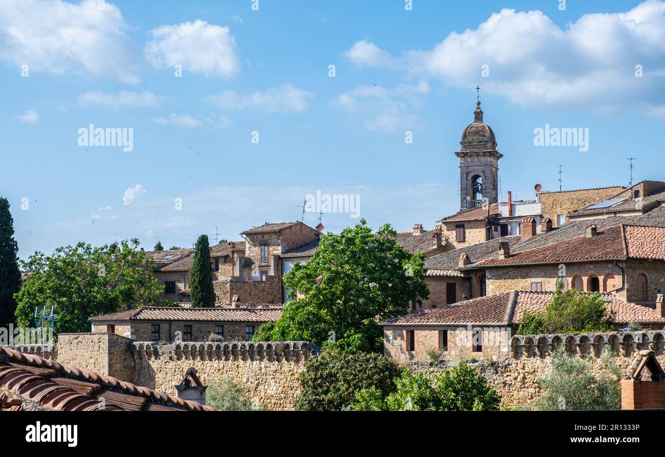 Stadtbild von San Quirico d'Orcia in der Toskana, Provinz Siena, Italien-Europa. Blick auf die historische romanische Kirche San Quirico d'Orcia Stockfoto