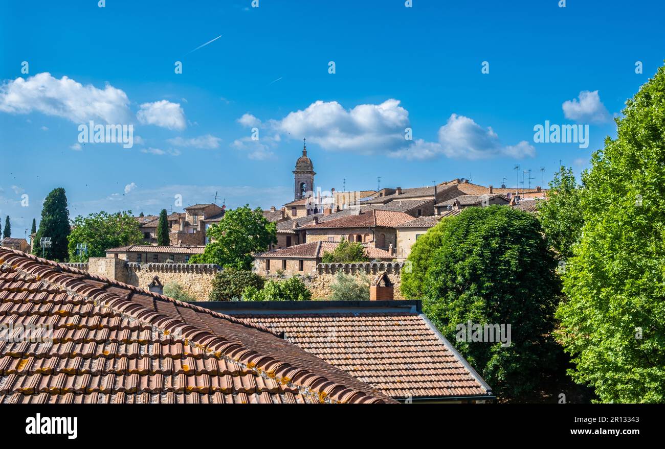 Stadtbild von San Quirico d'Orcia in der Toskana, Provinz Siena, Italien-Europa. Blick auf die historische romanische Kirche San Quirico d'Orcia Stockfoto