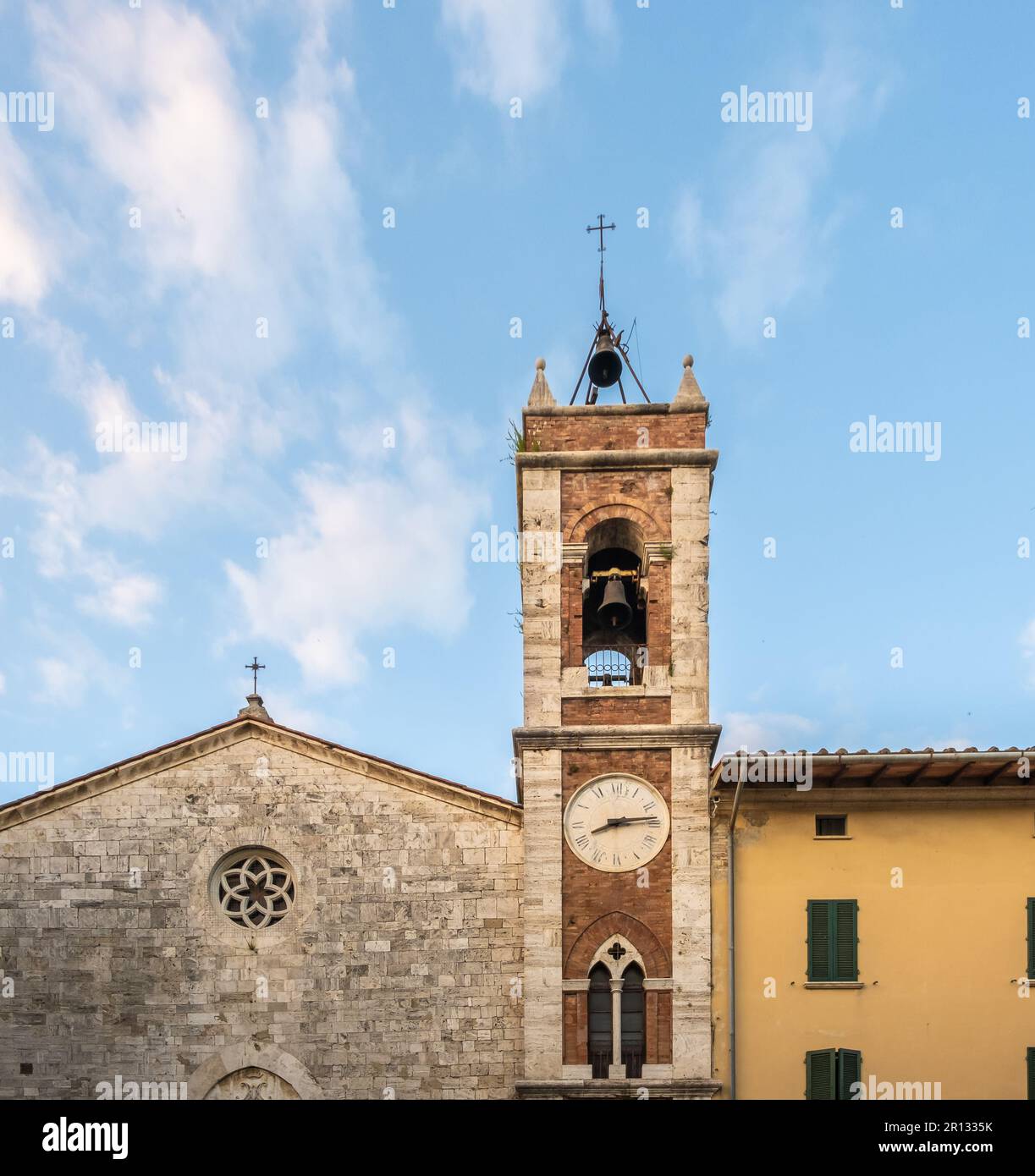 Glockenturm der Kirche San Francesco im mittelalterlichen Dorf San Quirico d'Orcia, Region Toskana in Mittelitalien, Europa Stockfoto