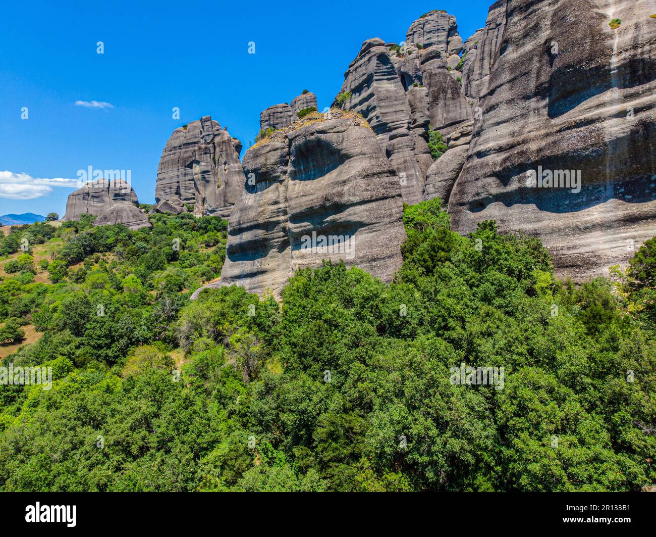 Griechenland. Die historische Region Thessalien. Felsen von Meteora. Beliebter Touristenort. Drohne. Luftaufnahme Stockfoto