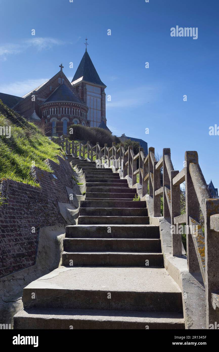 Die steile Treppe führt zur Kirche Saint Martins in Mers-les-bains im Departement Somme in Nordfrankreich. Die Kirche bietet einen fantastischen Blick über die Kirche Stockfoto
