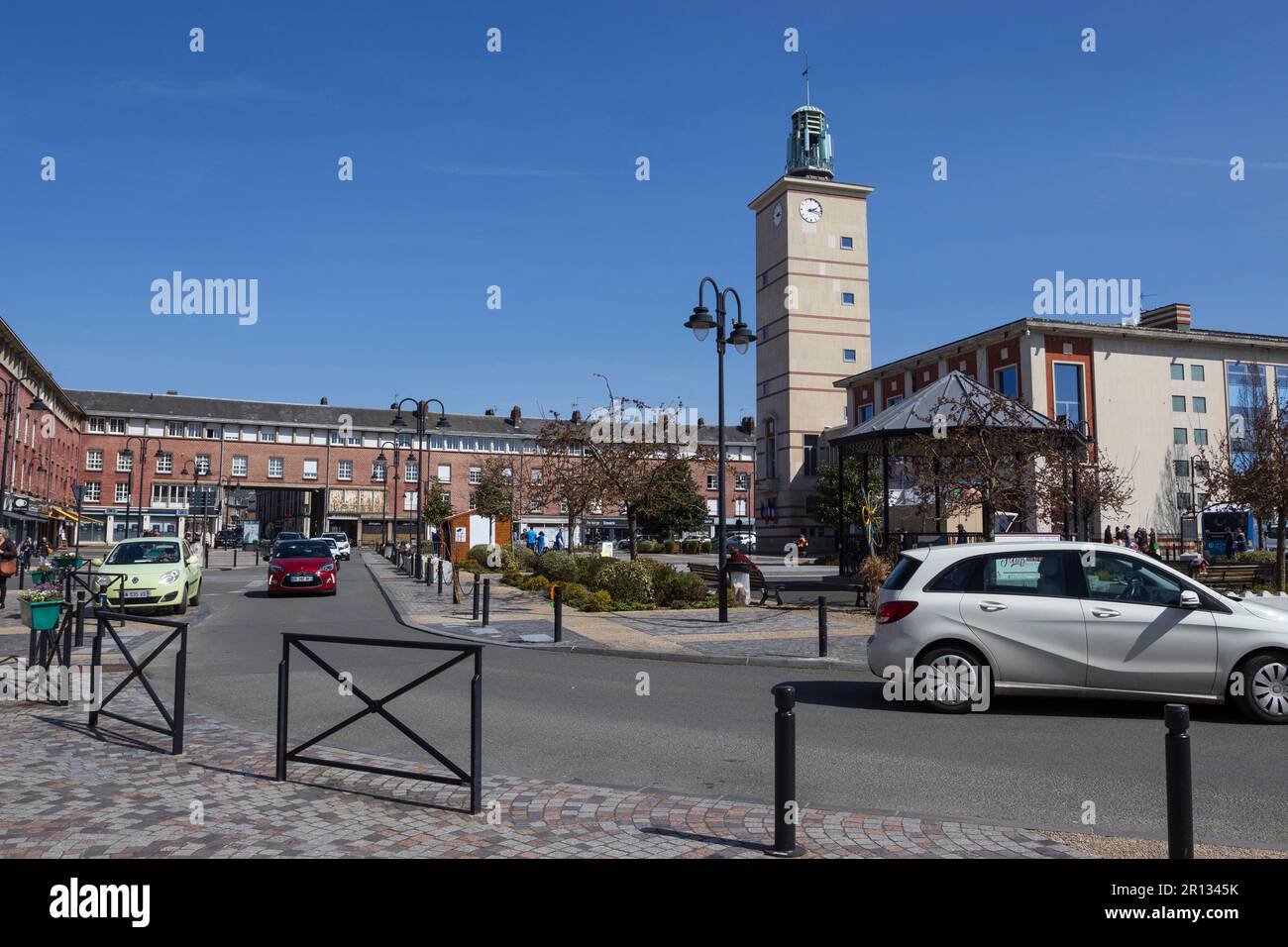 ABBEVILLE, FRANKREICH, 5. APRIL 2023: Blick auf das Stadtzentrum von Abbeville und das Rathaus am Place Max Lejeune. Mit 22.980 Einwohnern ist es ein wichtiger ADM Stockfoto