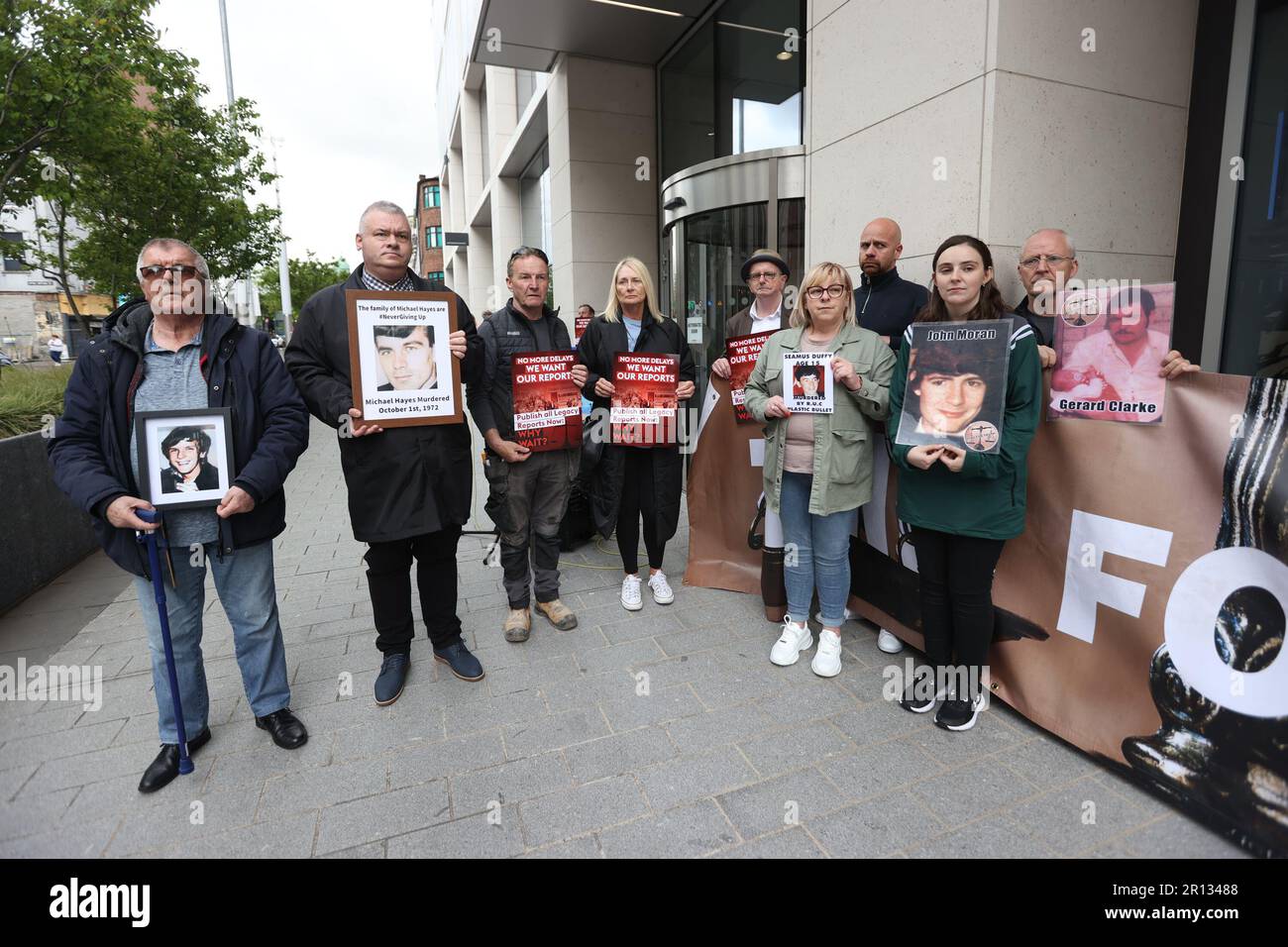 Time for Truth and Justice-Aktivisten während eines Protests gegen das Northern Ireland Troubles (Legacy and Reconciliation) Bill vor dem Northern Ireland Office (NIO) im Erskine House in Belfast. Foto: Donnerstag, 11. Mai 2023. Stockfoto