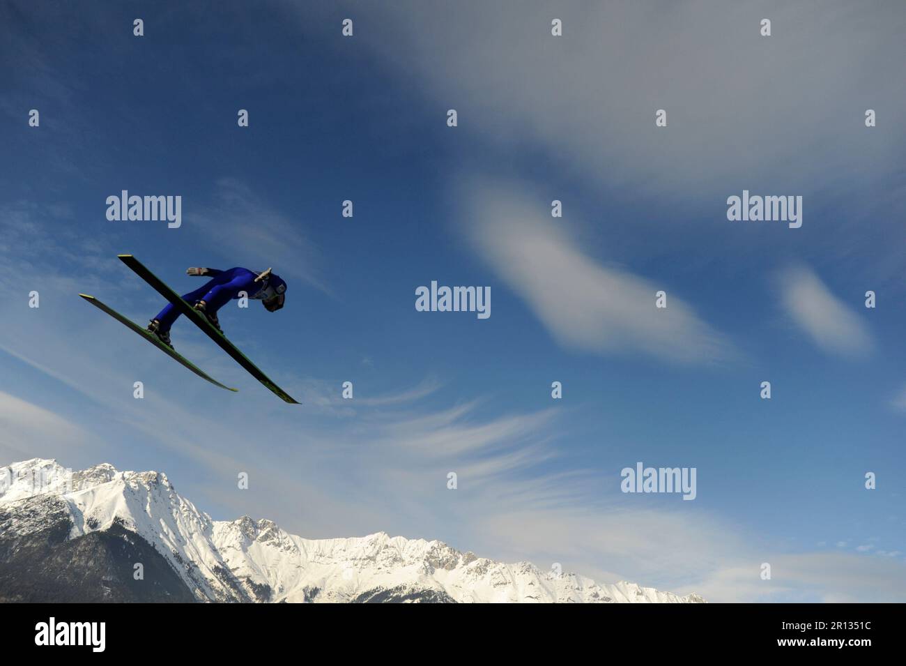 Skispringen general, Skispringer in der Luft über die Nordkette bei