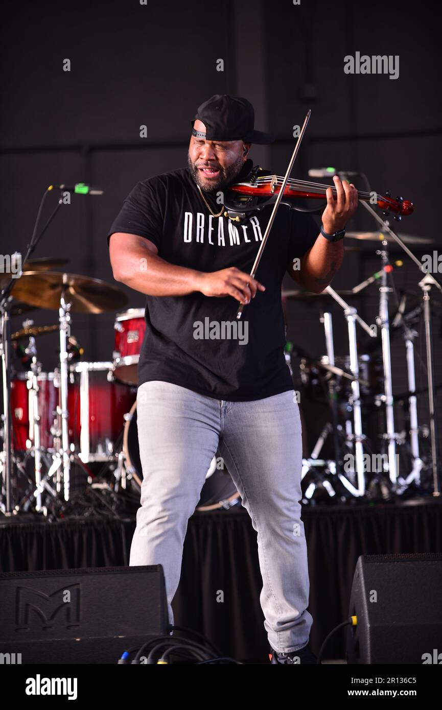 MIRAMAR, FLORIDA - MAI 07: KeV Marcus of Black Violin tritt während der Black Violin Foundation: Dreamer Art Festival im Miramar Regional Park Ampitheater am 7. Mai 2023 in Miramar, Florida. (Foto: JL/Sipa USA) Stockfoto