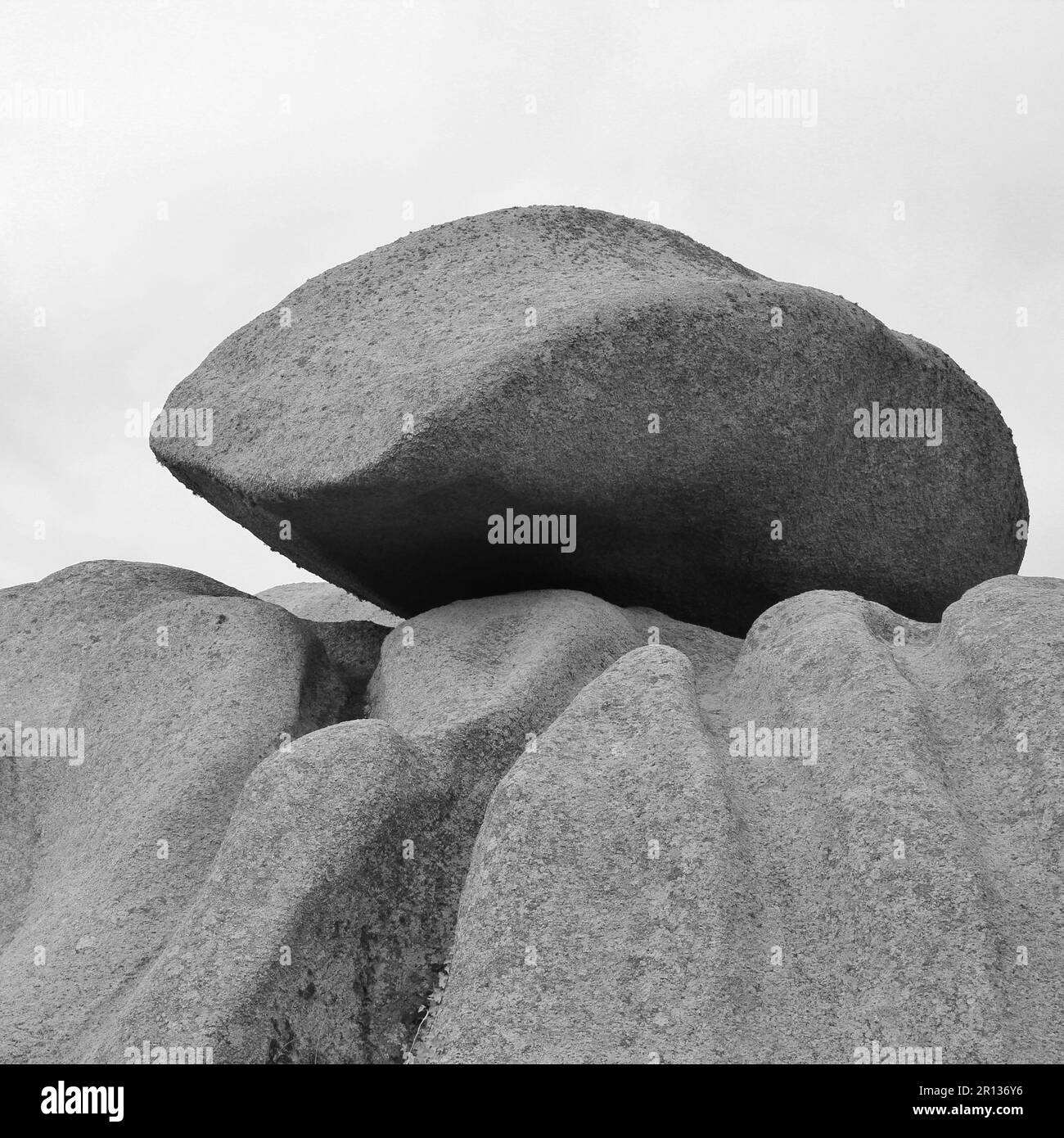 Felsformation an der Küste von Granit Rose, Frankreich. Stockfoto