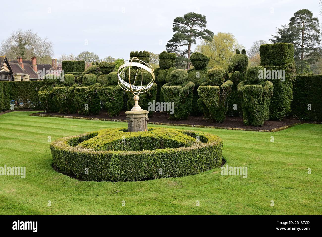 TUDOR-Schachset-Topiar und Armillarsphäre-Sonnenuhr in den Gärten von Hever Castle, der Kindheit Heimat von Anne Boleyn. Stockfoto