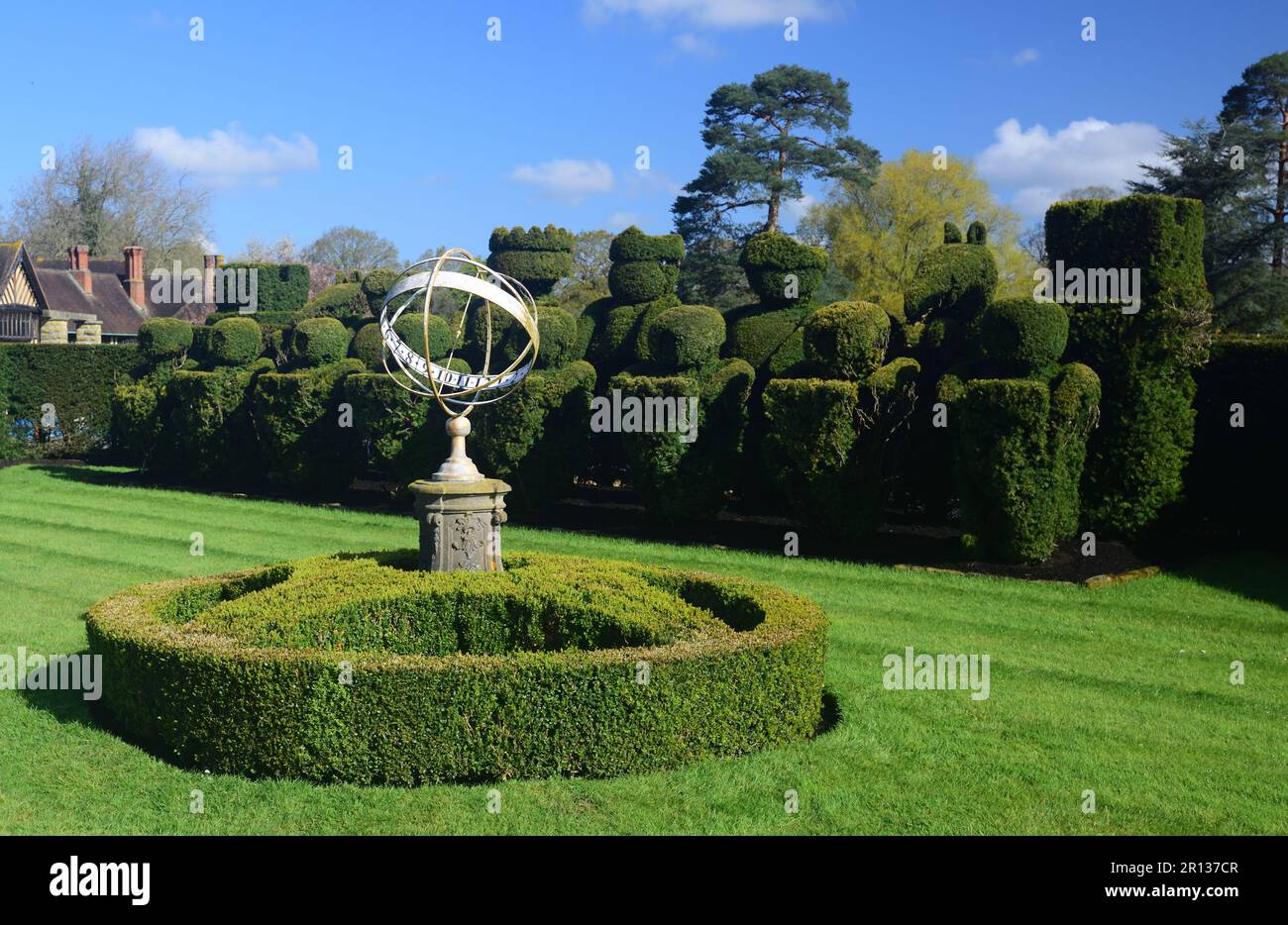 TUDOR-Schachset-Topiar und Armillarsphäre-Sonnenuhr in den Gärten von Hever Castle, der Kindheit Heimat von Anne Boleyn. Stockfoto