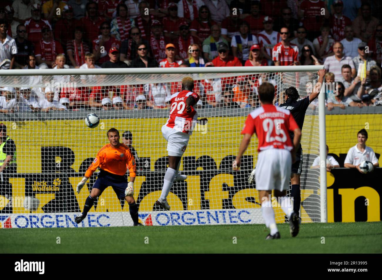 Aristide Bancé köpft Tor zum 2:0 gegen Torwart Michael Rensing Fußball Bundesliga FSV Mainz 05 - FC Bayern München 2:1. 22,8.2009. Stockfoto