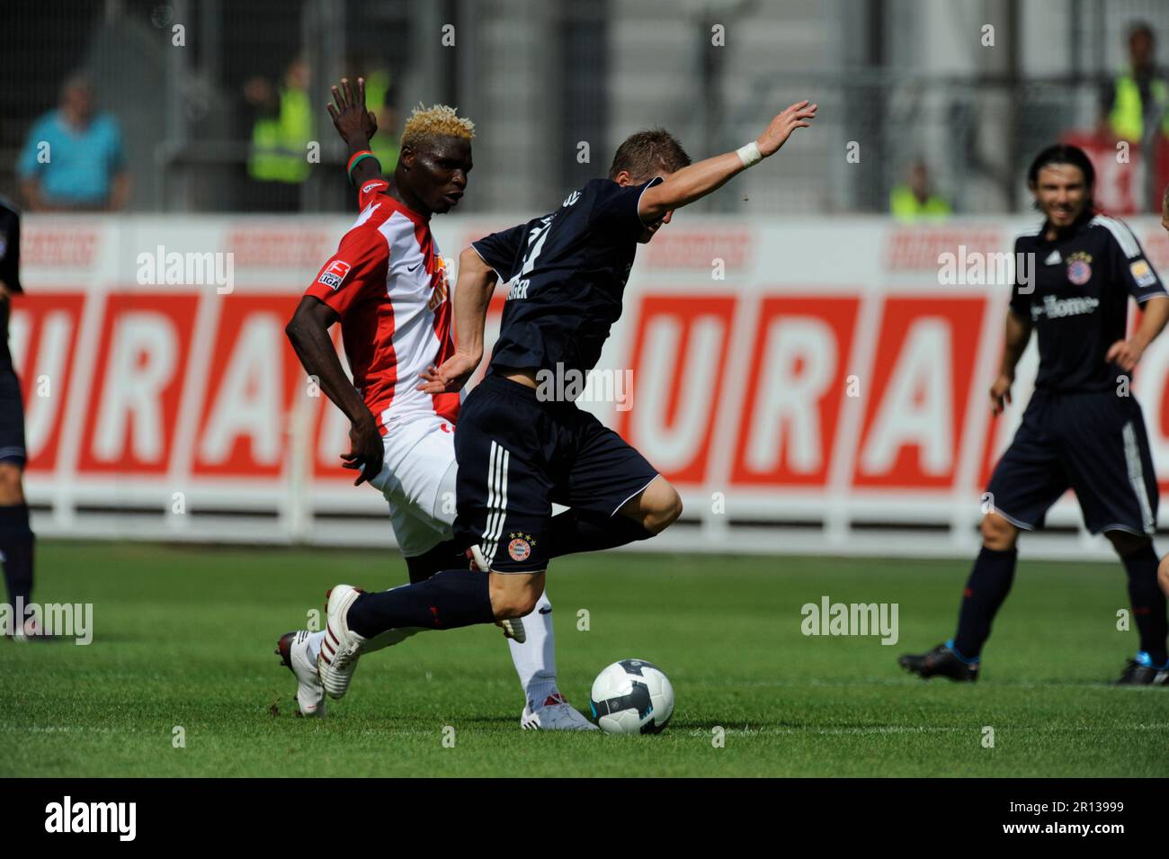 Bastian Schweinsteiger Aktion gegen Aristide Bancé Fußball Bundesliga FSV Mainz 05 - FC Bayern München 2:1. 22,8.2009. Stockfoto