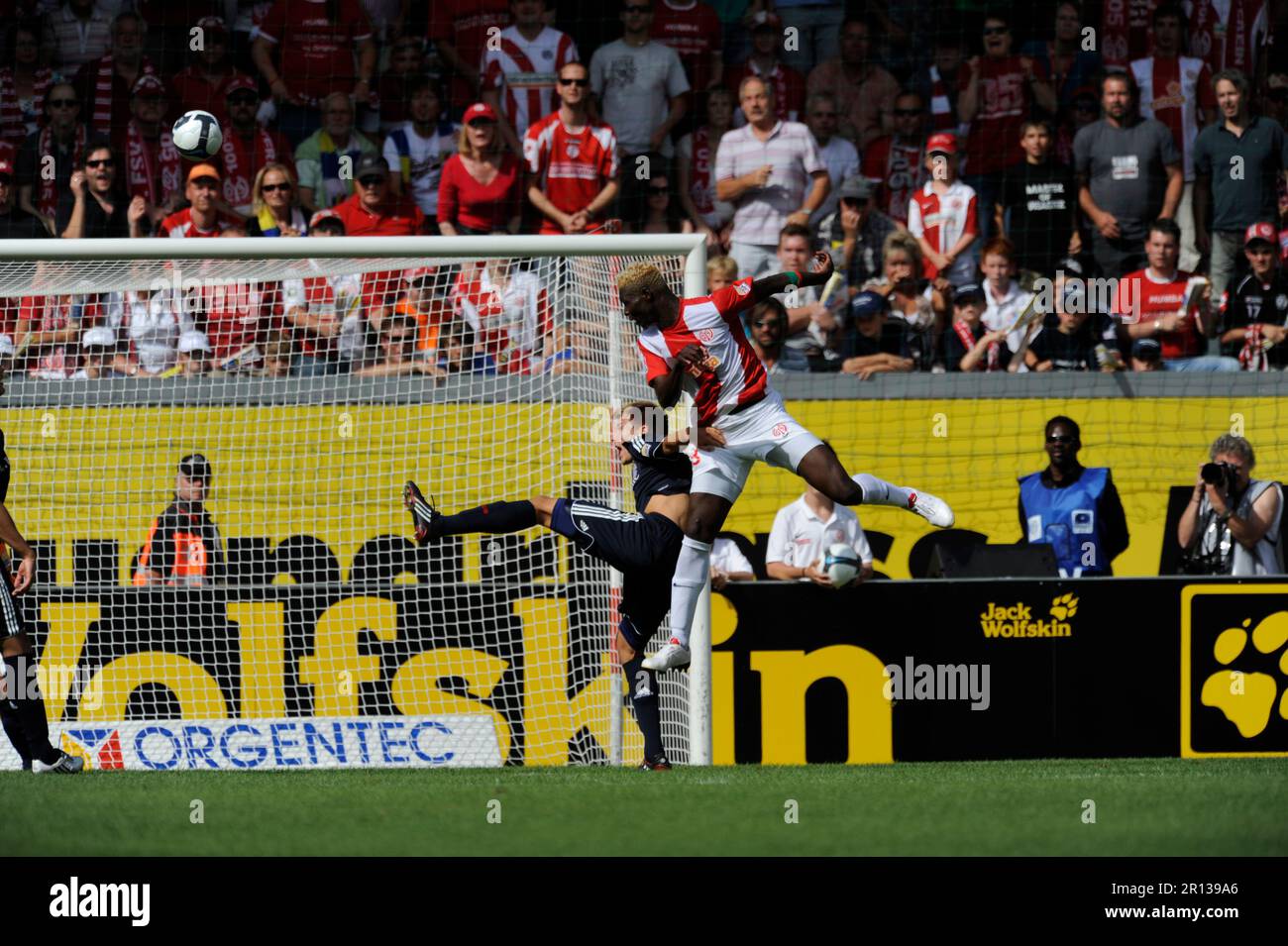 Aristide Bancé Aktion gegen Holger Badstuber Fußball Bundesliga FSV Mainz 05 - FC Bayern München 2:1. 22,8.2009. Stockfoto