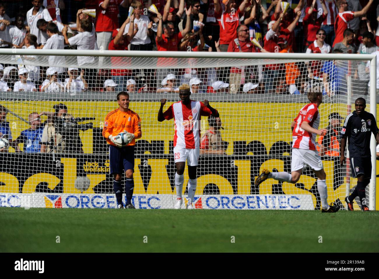 Bayern Torwart Michael Rensing und der Mainzer Torschütze Aristide Bancé Fußball Bundesliga FSV Mainz 05 - FC Bayern München 2:1. 22,8.2009. Stockfoto