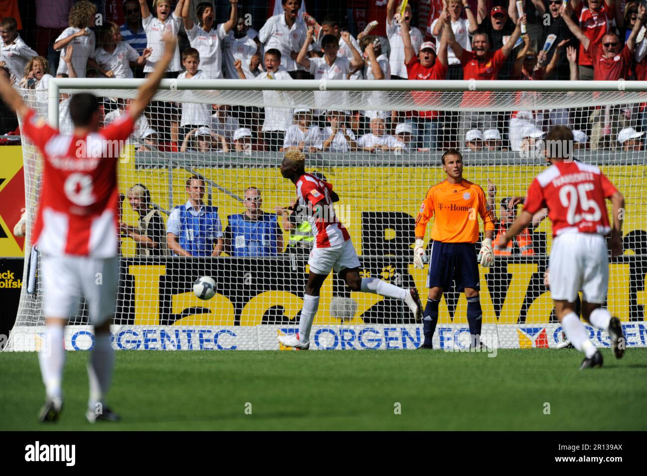 Aristide Bancé köpft Tor zum 2:0 gegen Torwart Michael Rensing Fußball Bundesliga FSV Mainz 05 - FC Bayern München 2:1. 22,8.2009. Stockfoto
