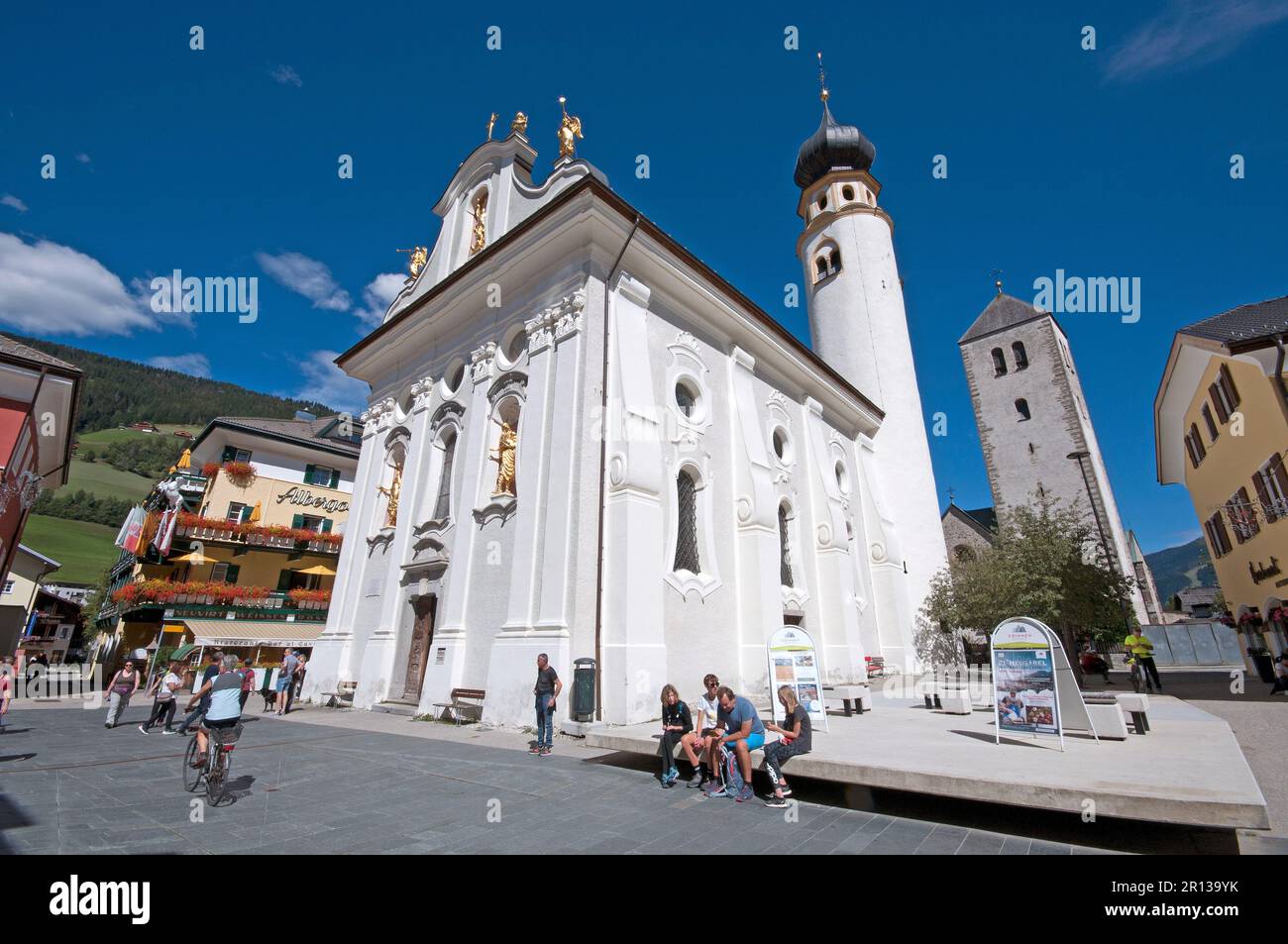 Kirche San Michael mit zylindrischem Glockenturm und Glockenturm der Collegiatskirche in San Candido (Innichen), Pusteria-Tal, Trentino-Südtirol, Italien Stockfoto