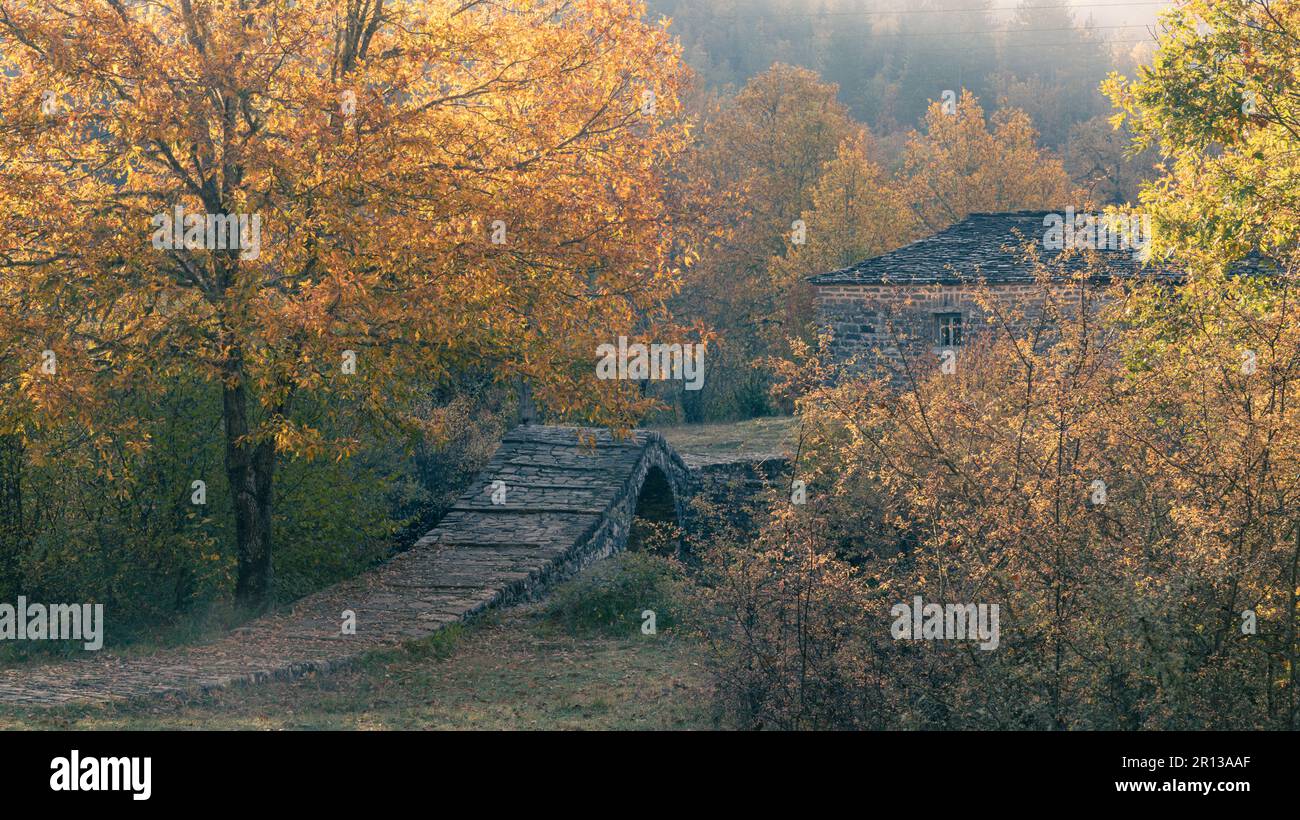 Herbst in der Kirche in Zagoria Stockfoto