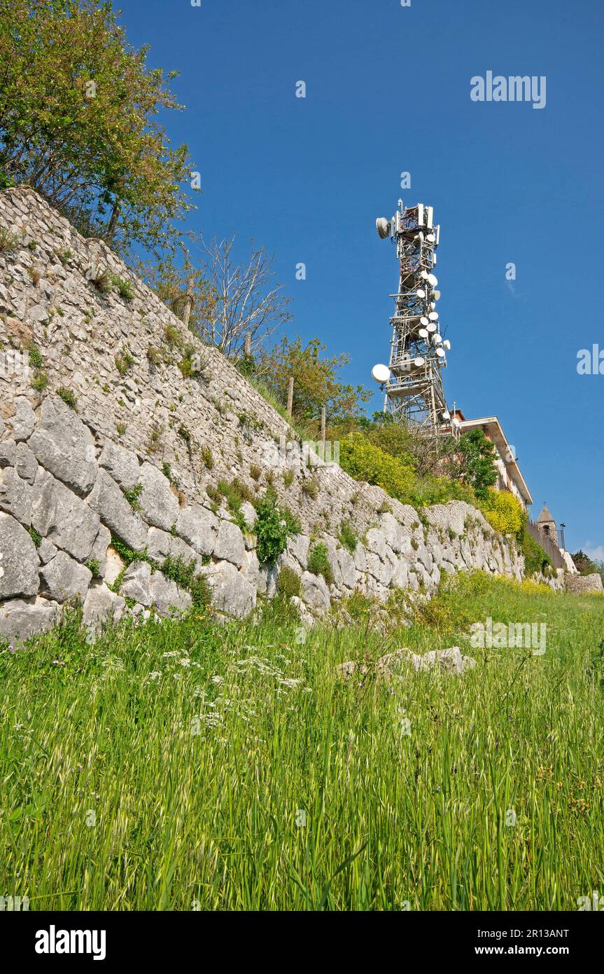 Ruinen von alten polygonalen Mauern (v. Chr. des VI. Jahrhunderts) und moderner Telefonleitung im Dorf Castel San Pietro Romano, Latium, Italien Stockfoto